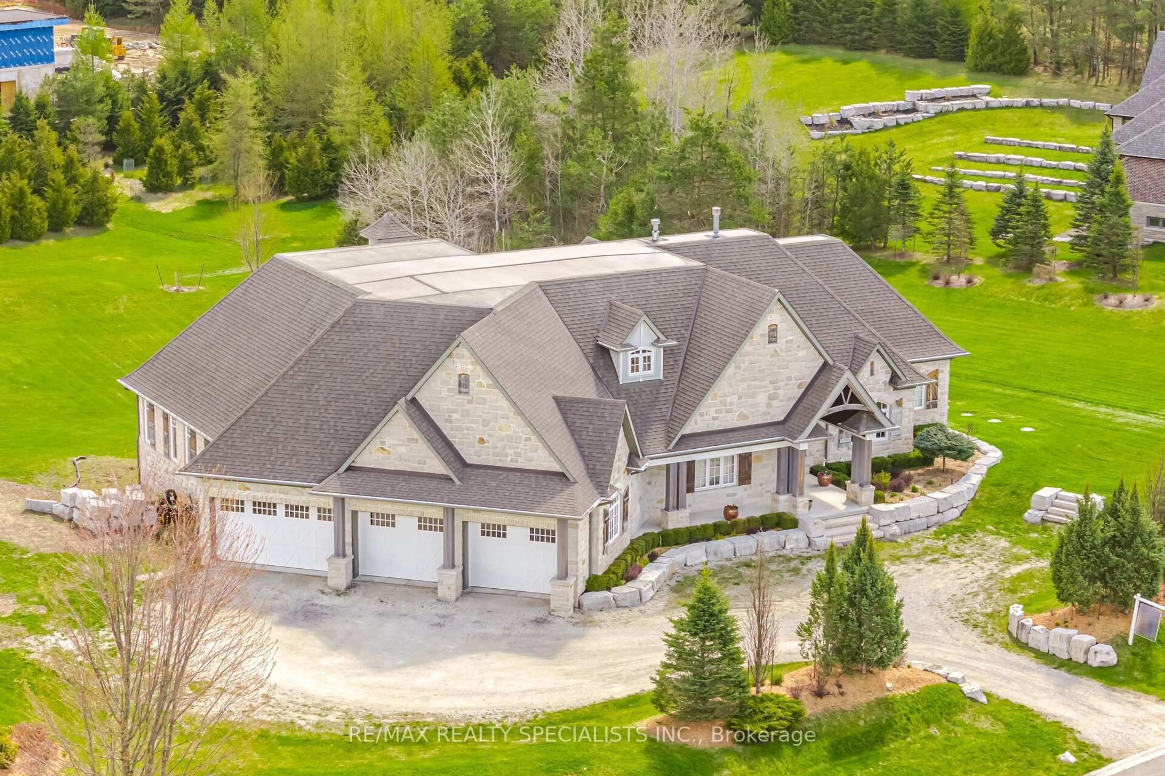 A pic from outside/outdoor area/front of a property/back of a property/a pic from drone, mountain view for 1 Edgewild Dr, Caledon Ontario L7E 4H7