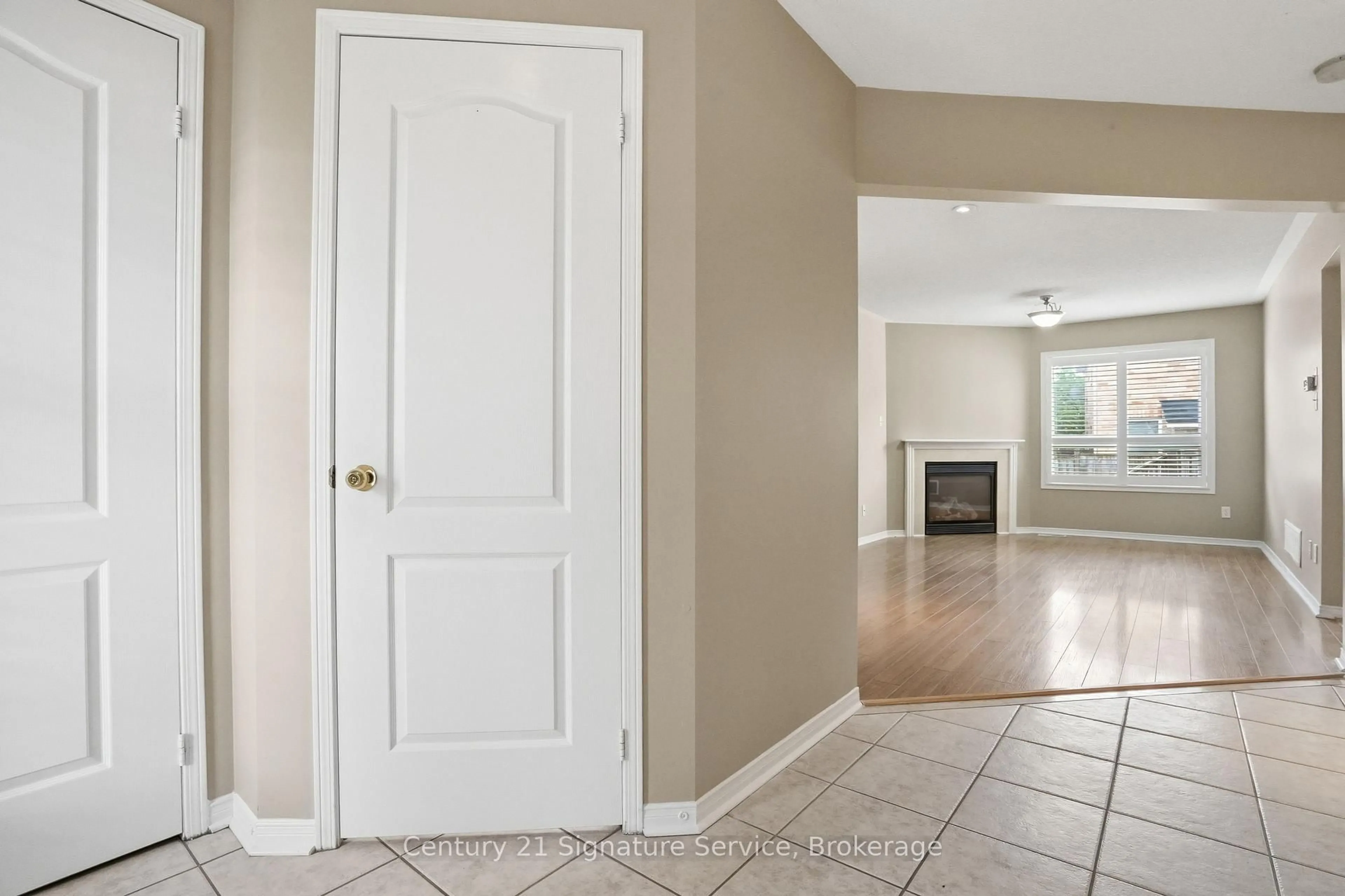 Indoor entryway for 4 Cloverlawn St, Brampton Ontario L7A 3X6