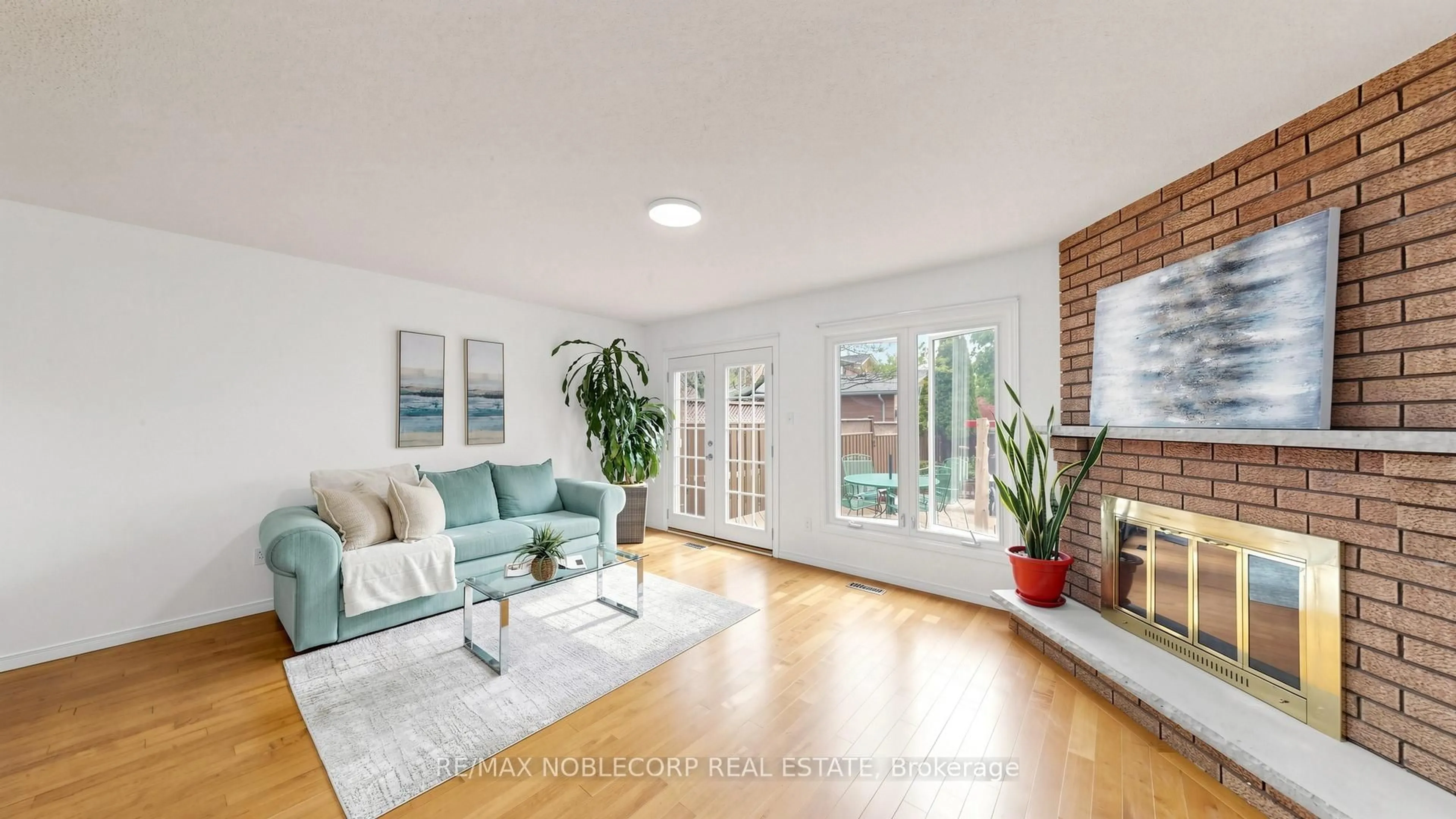 Living room with furniture, unknown for 2240 Shipwright Rd, Oakville Ontario L6M 3B1