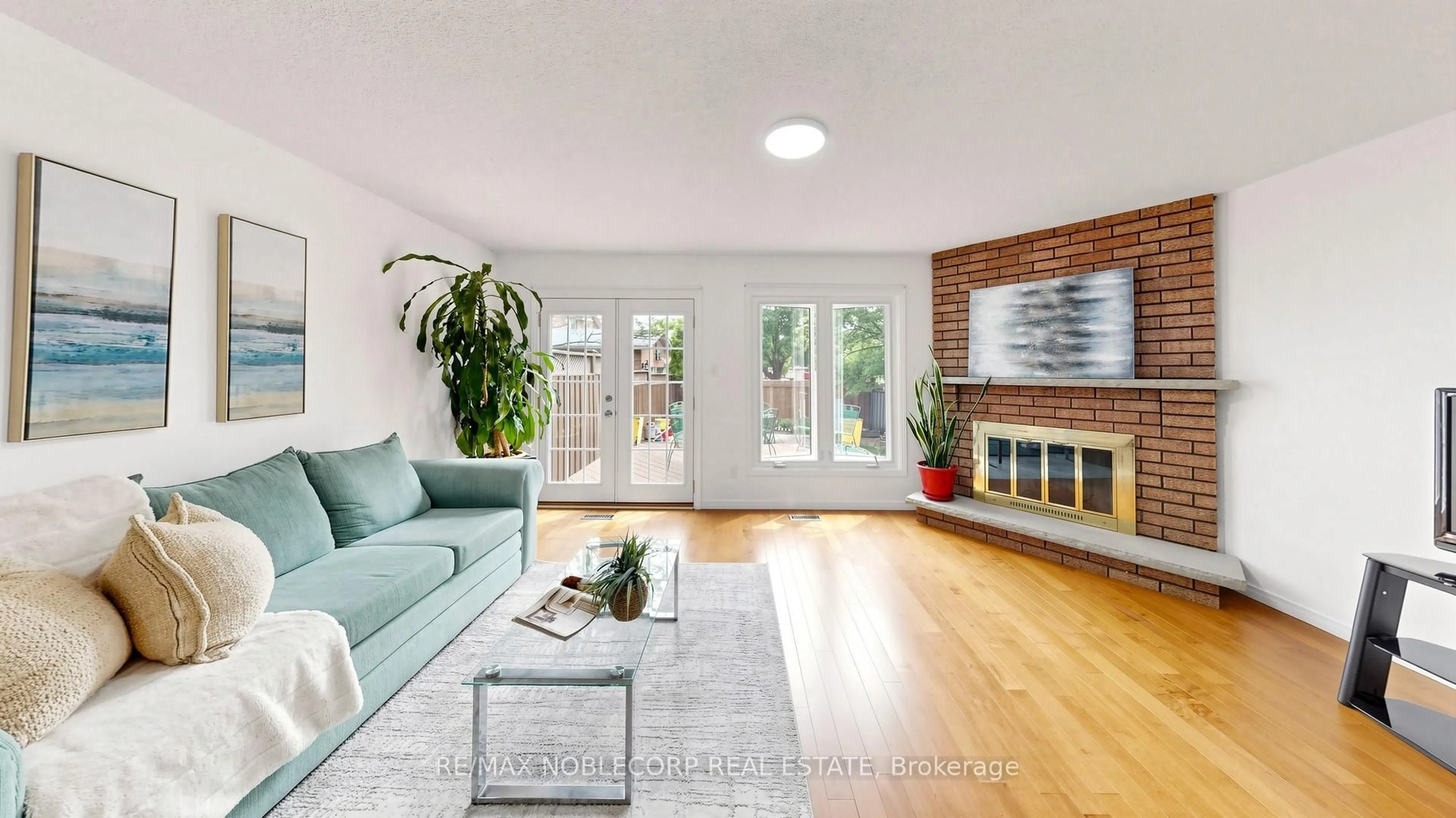 Living room with furniture, unknown for 2240 Shipwright Rd, Oakville Ontario L6M 3B1