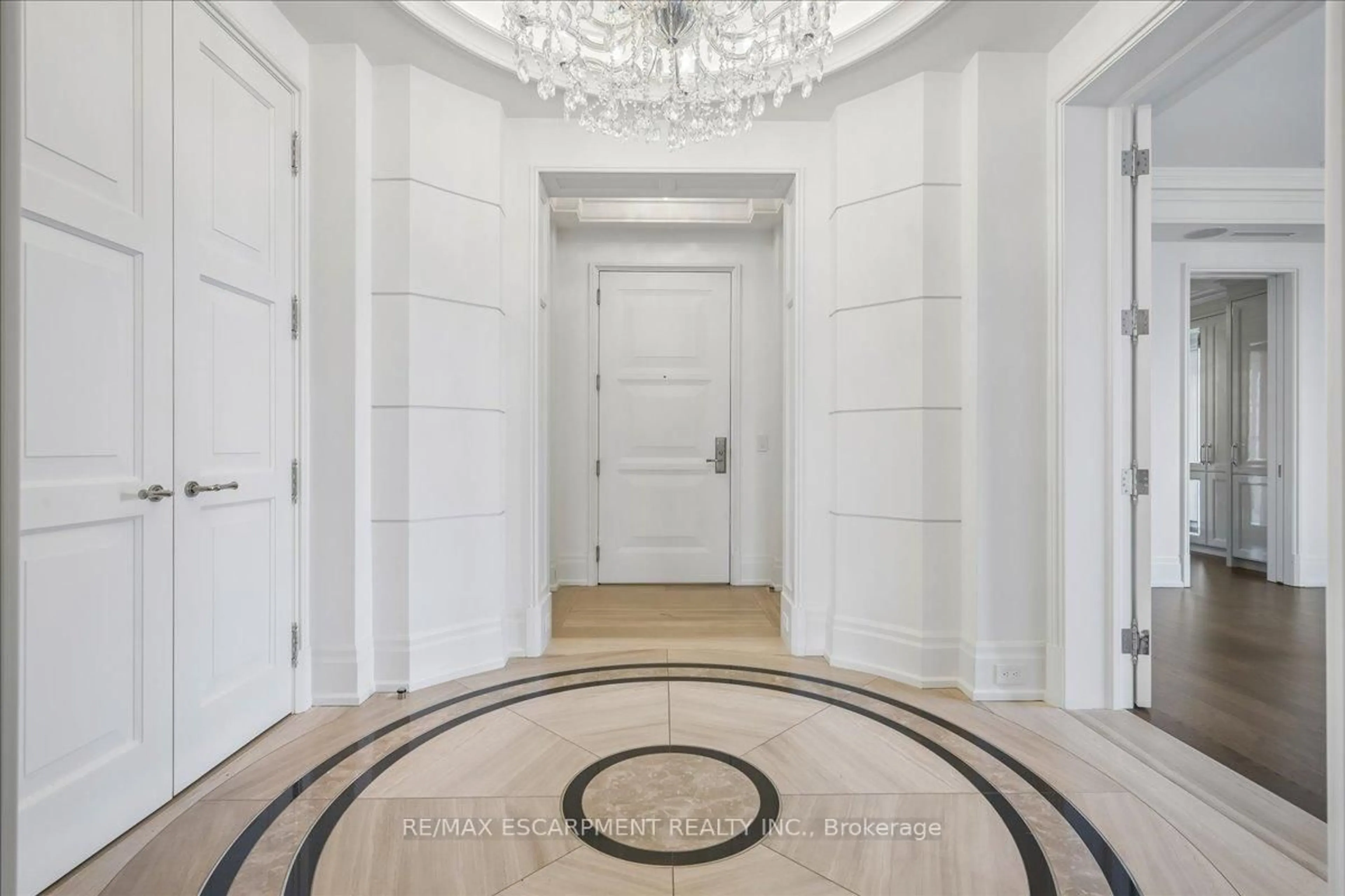 Indoor foyer for 300 Randall St #211, Oakville Ontario L6J 1R1