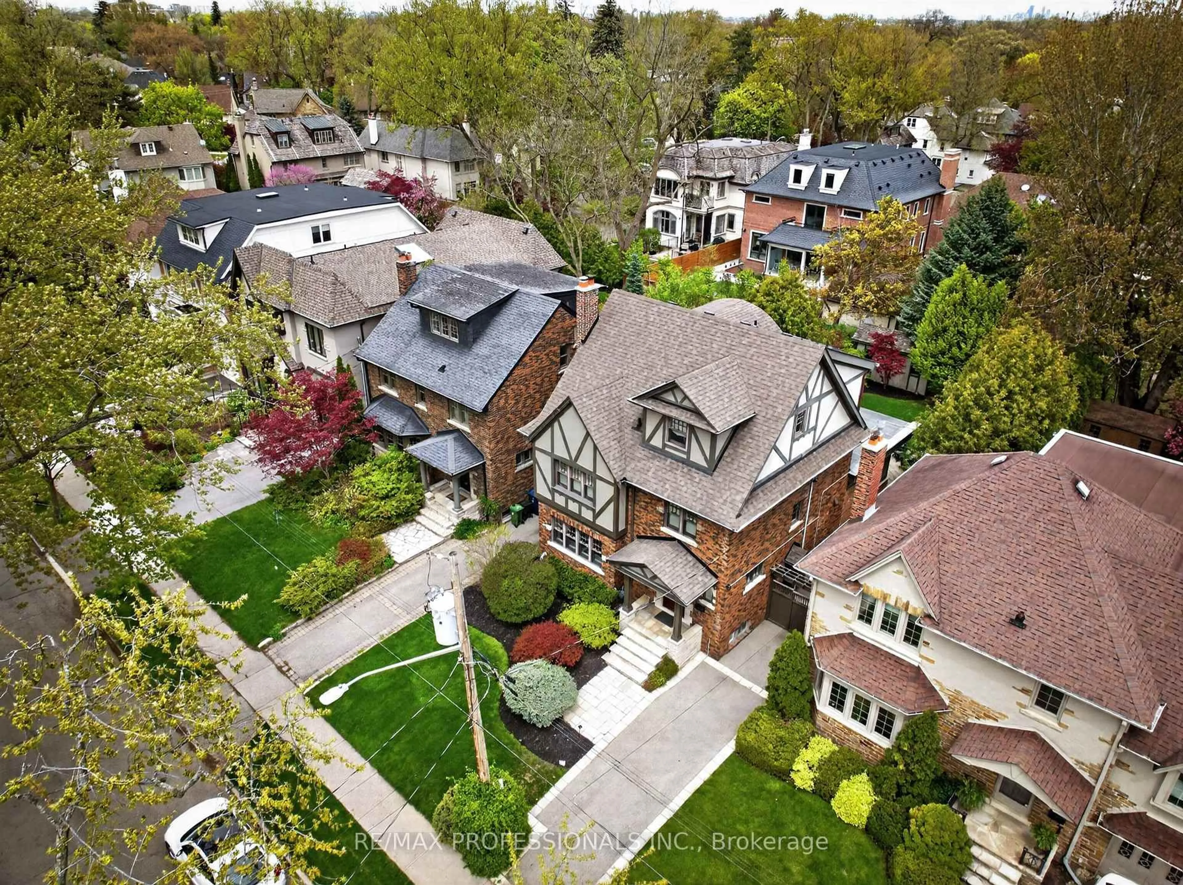 A pic from outside/outdoor area/front of a property/back of a property/a pic from drone, street for 59 Grenview Blvd, Toronto Ontario M8X 2K3