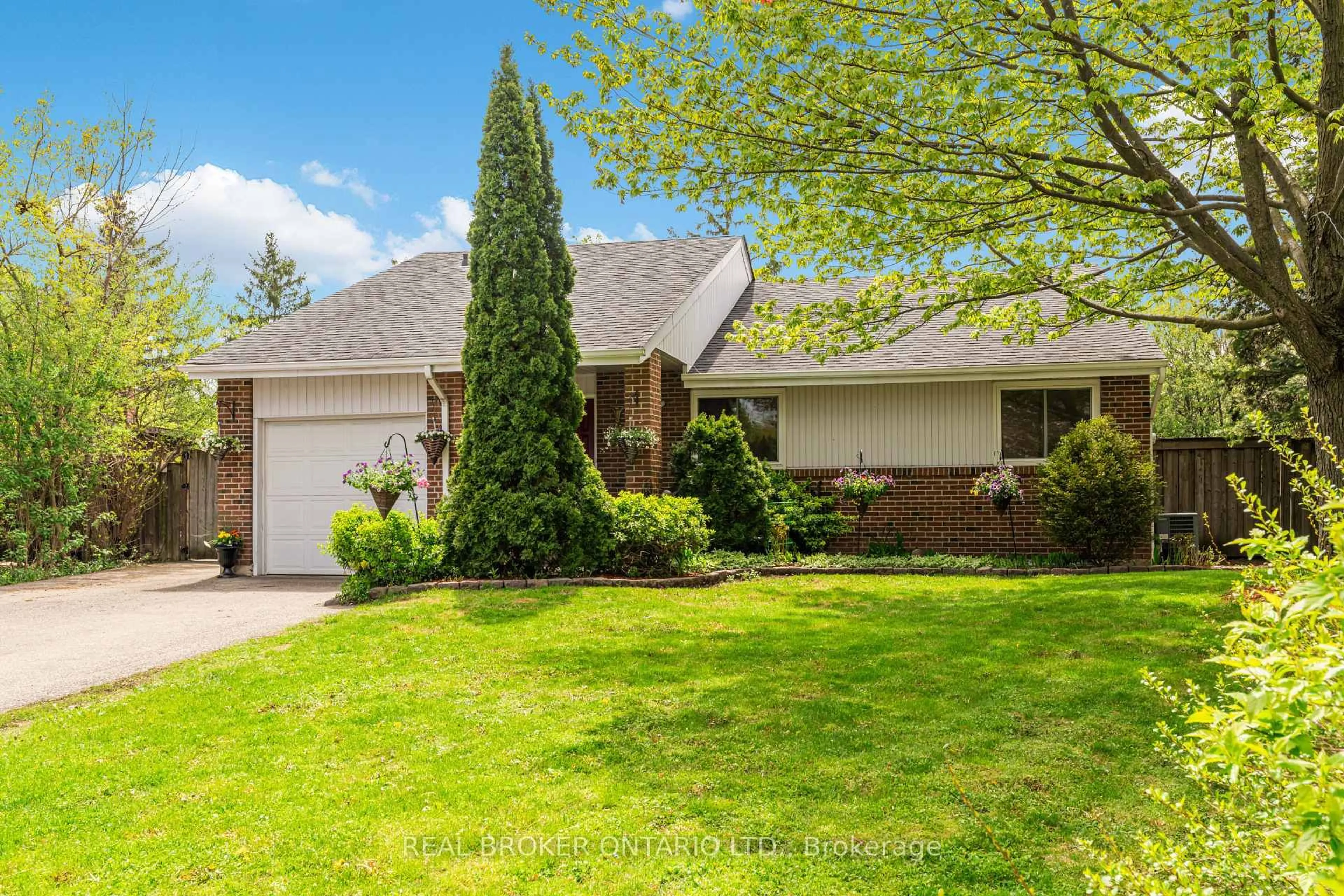 Home with vinyl exterior material, street for 2873 Inlake Crt, Mississauga Ontario L5N 2A4