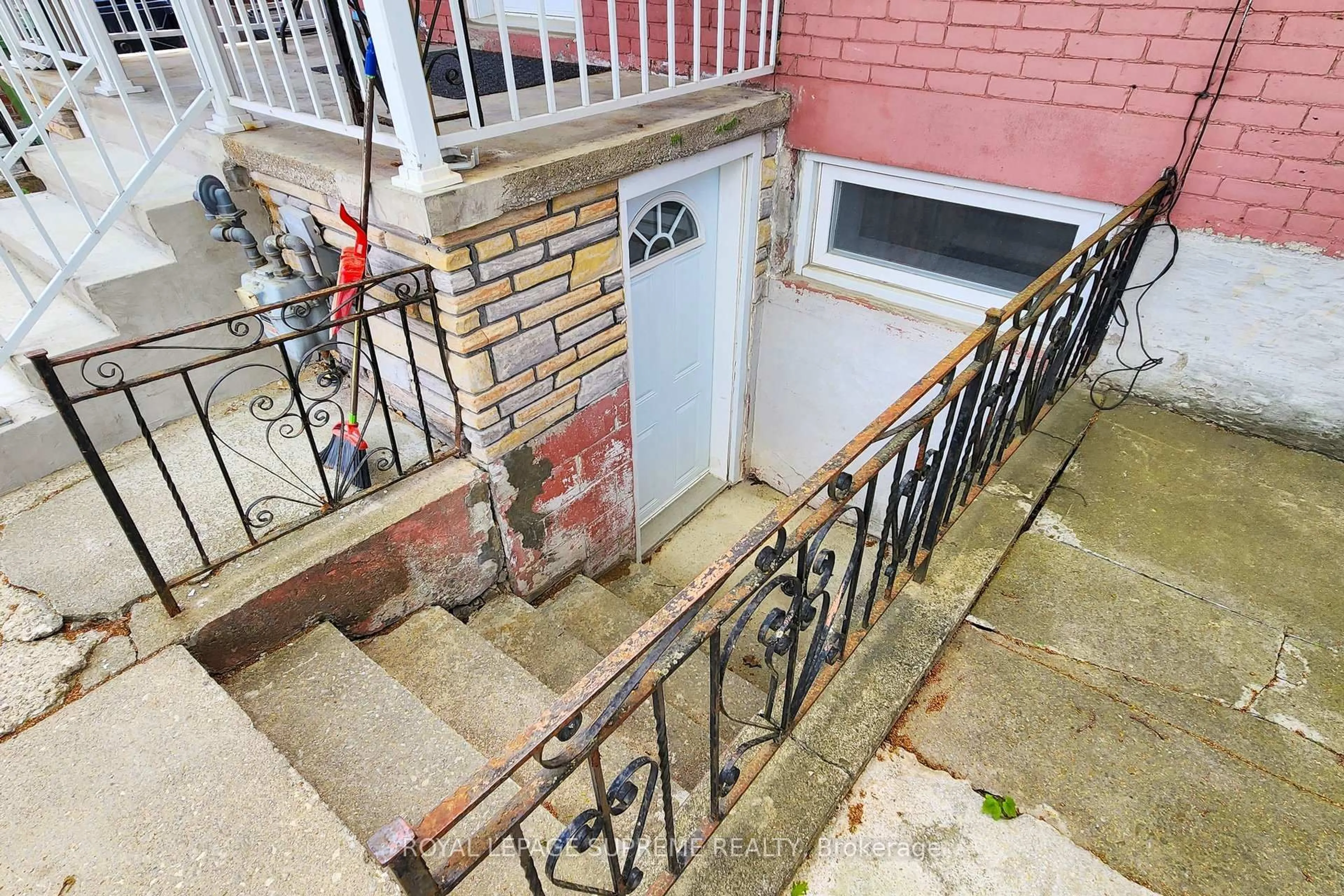 Patio, street for 119 Essex St, Toronto Ontario M6G 1T4