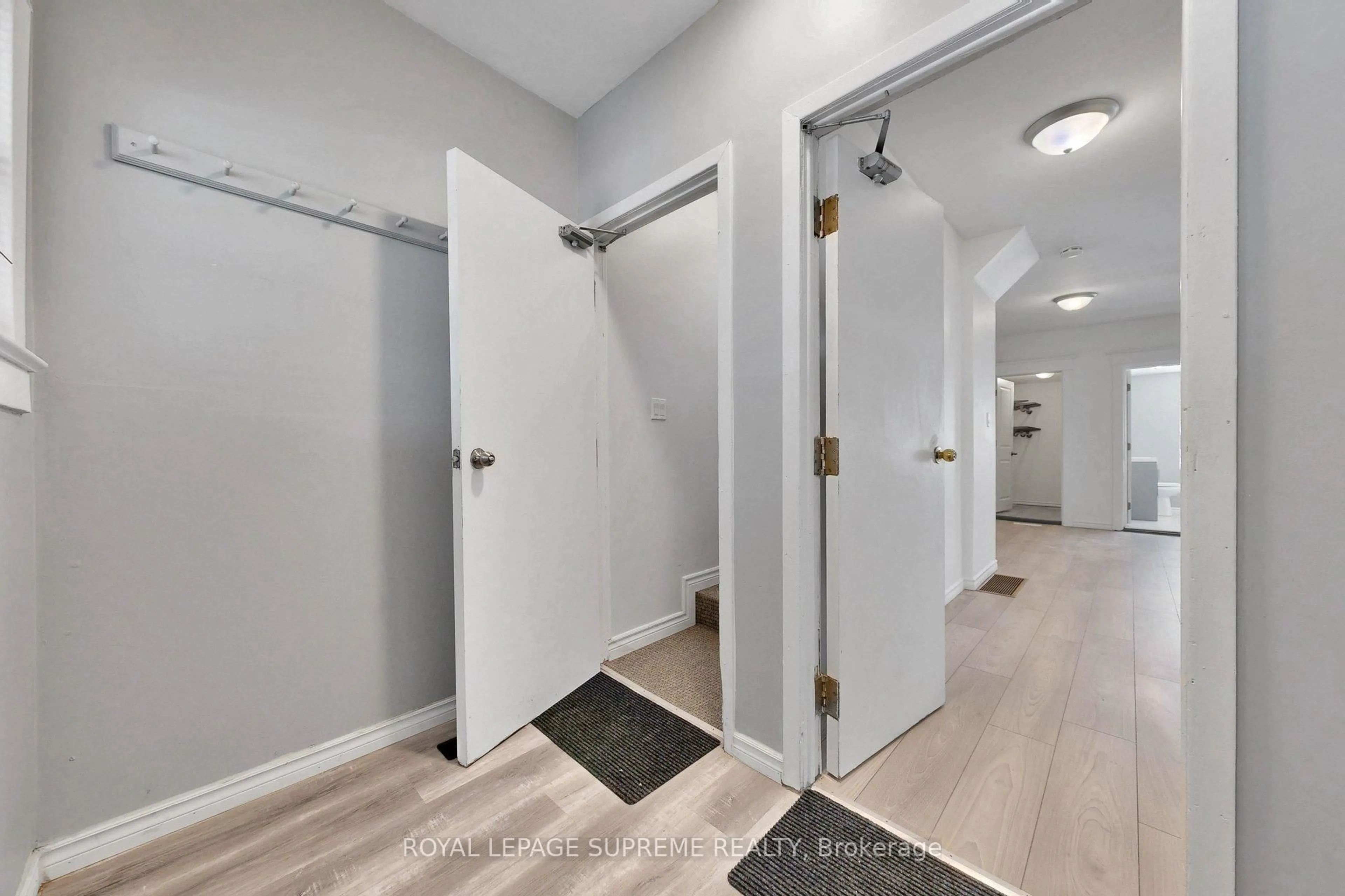 Indoor entryway for 119 Essex St, Toronto Ontario M6G 1T4