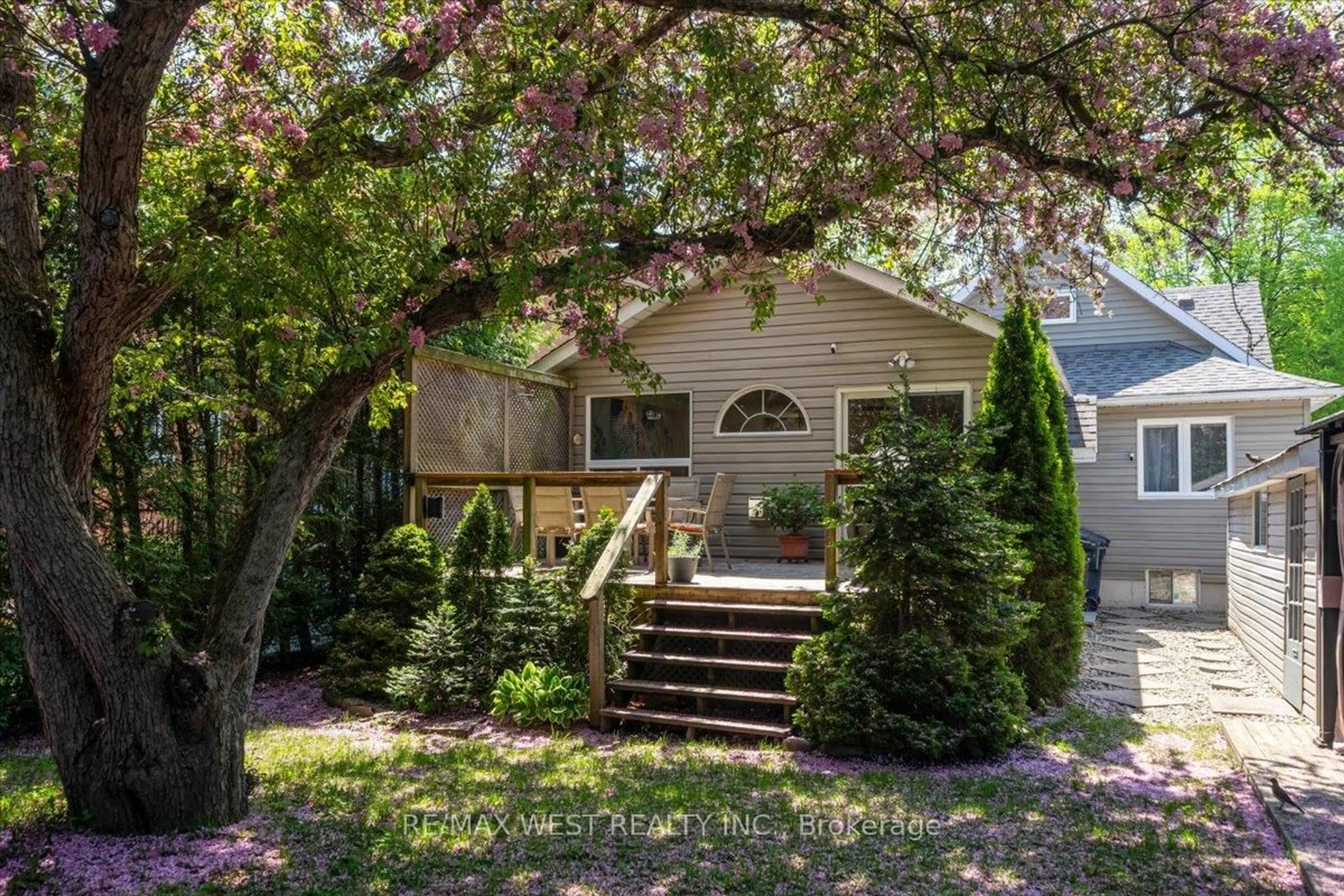 Home with vinyl exterior material, street for 35 Gort Ave, Toronto Ontario M8W 3Y7