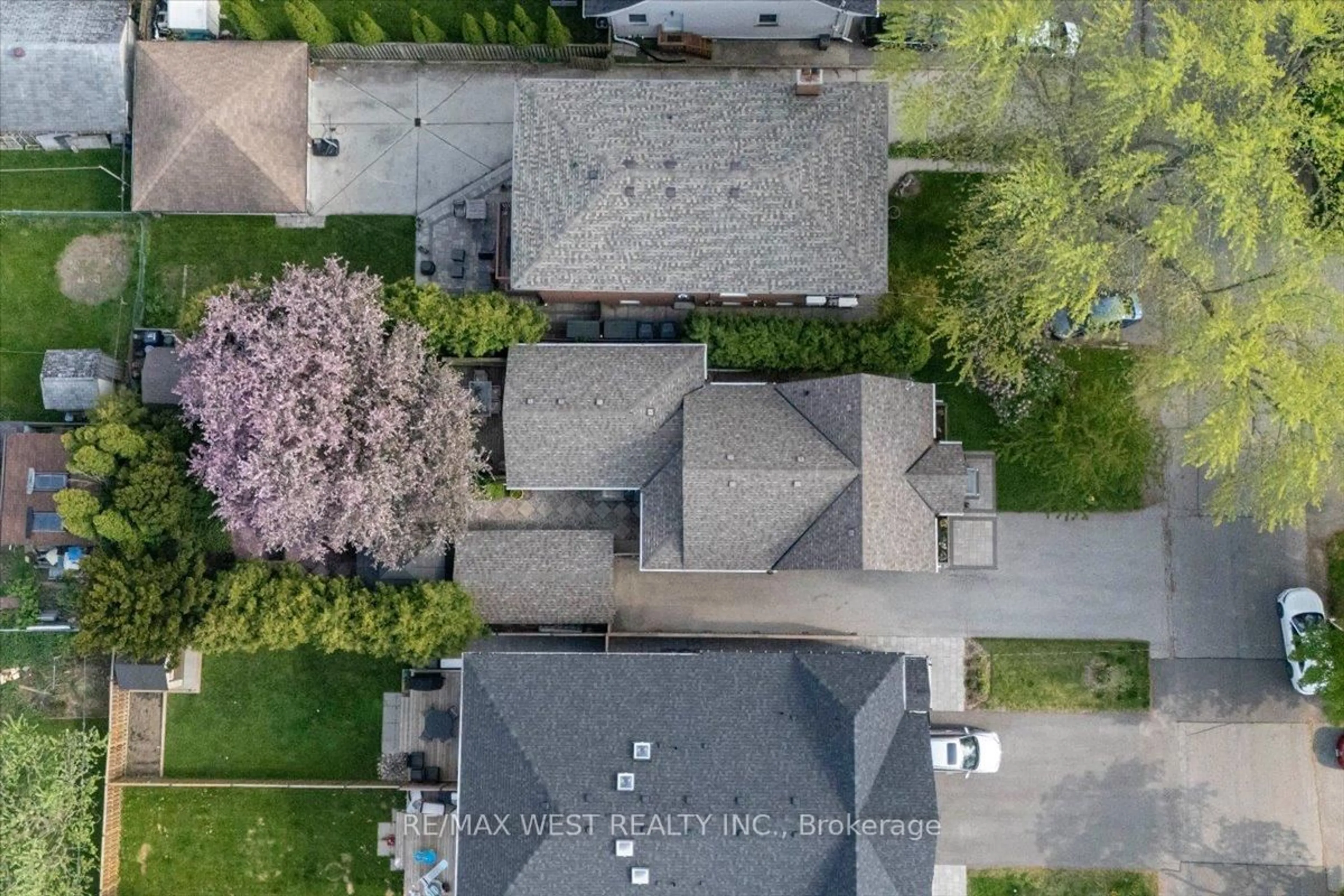A pic from outside/outdoor area/front of a property/back of a property/a pic from drone, street for 35 Gort Ave, Toronto Ontario M8W 3Y7