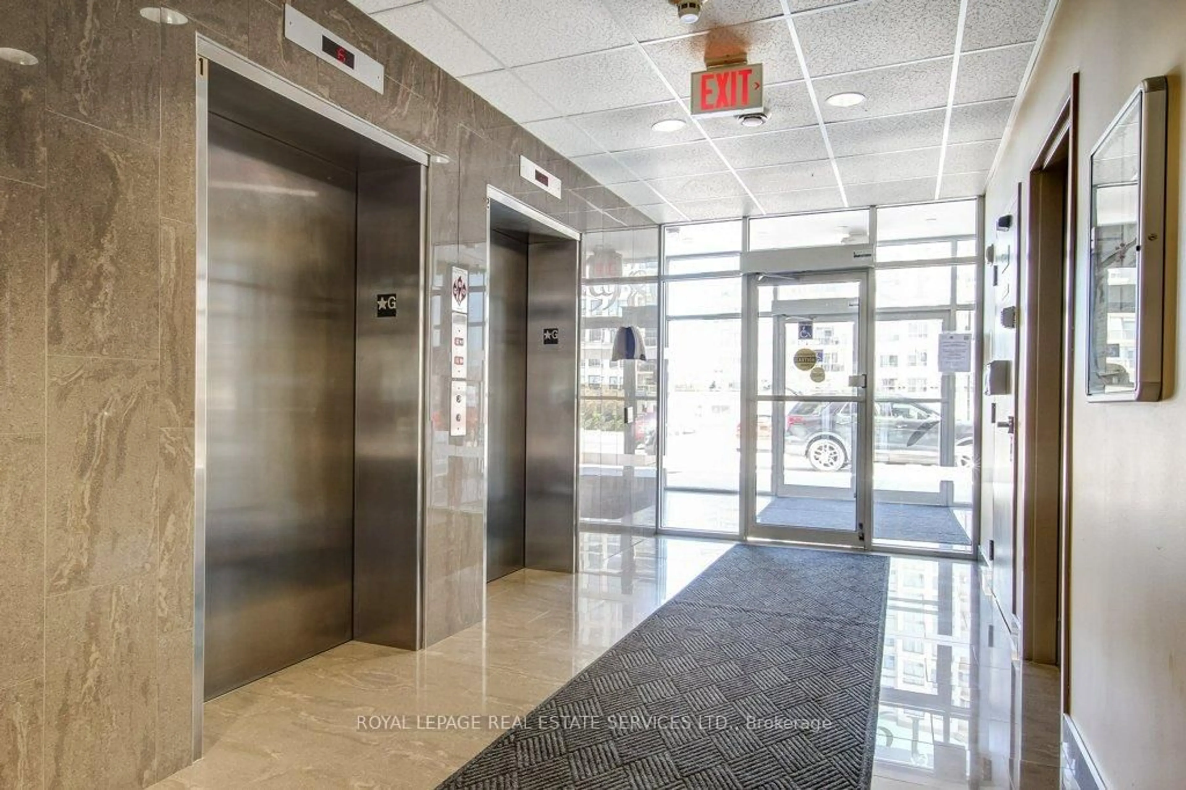 Indoor foyer for 1980 Imperial Way #507, Burlington Ontario L7L 0E7