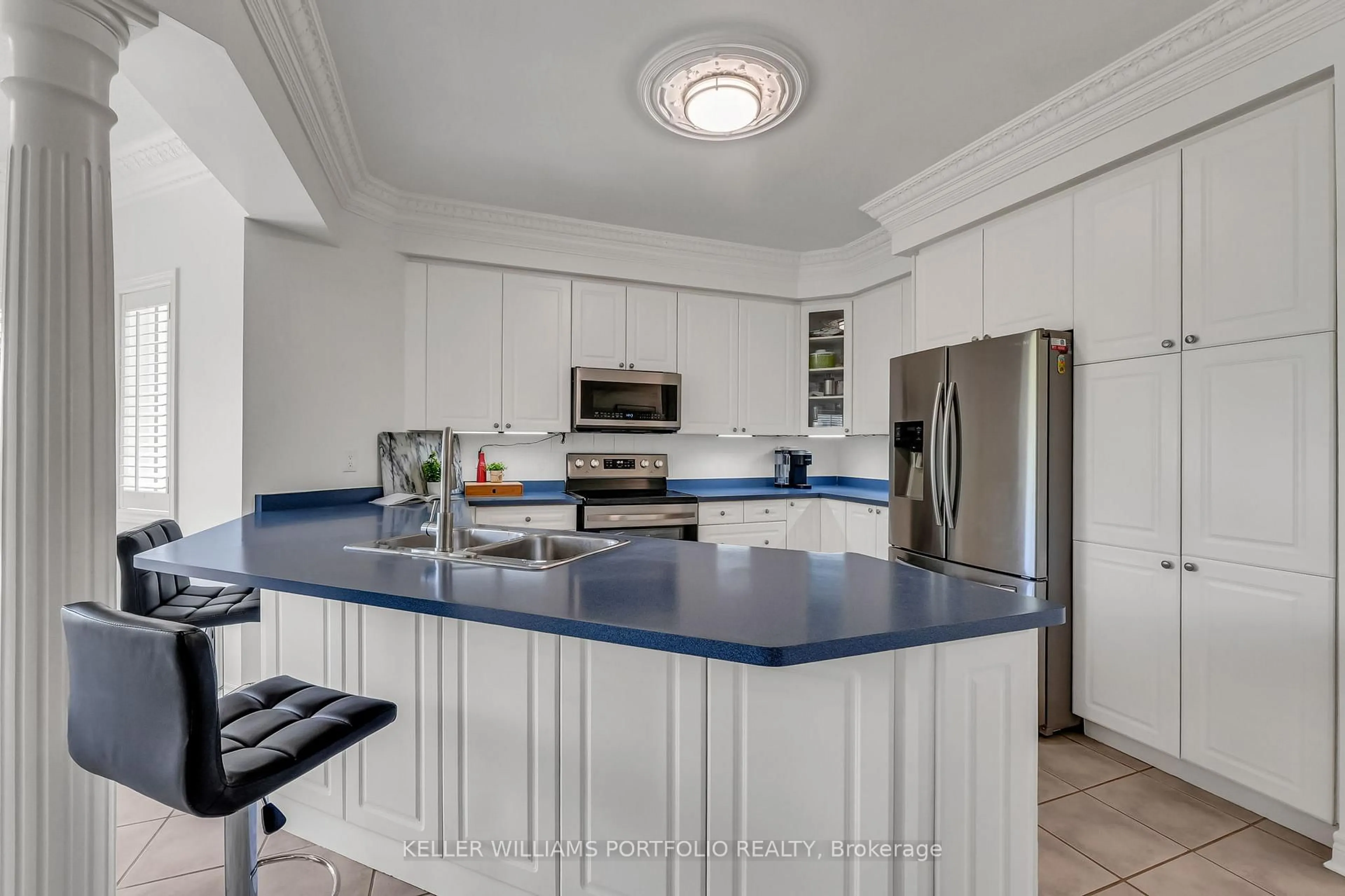 Open concept kitchen, ceramic/tile floor for 8 Vista View Crt, Caledon Ontario L7C 1E1