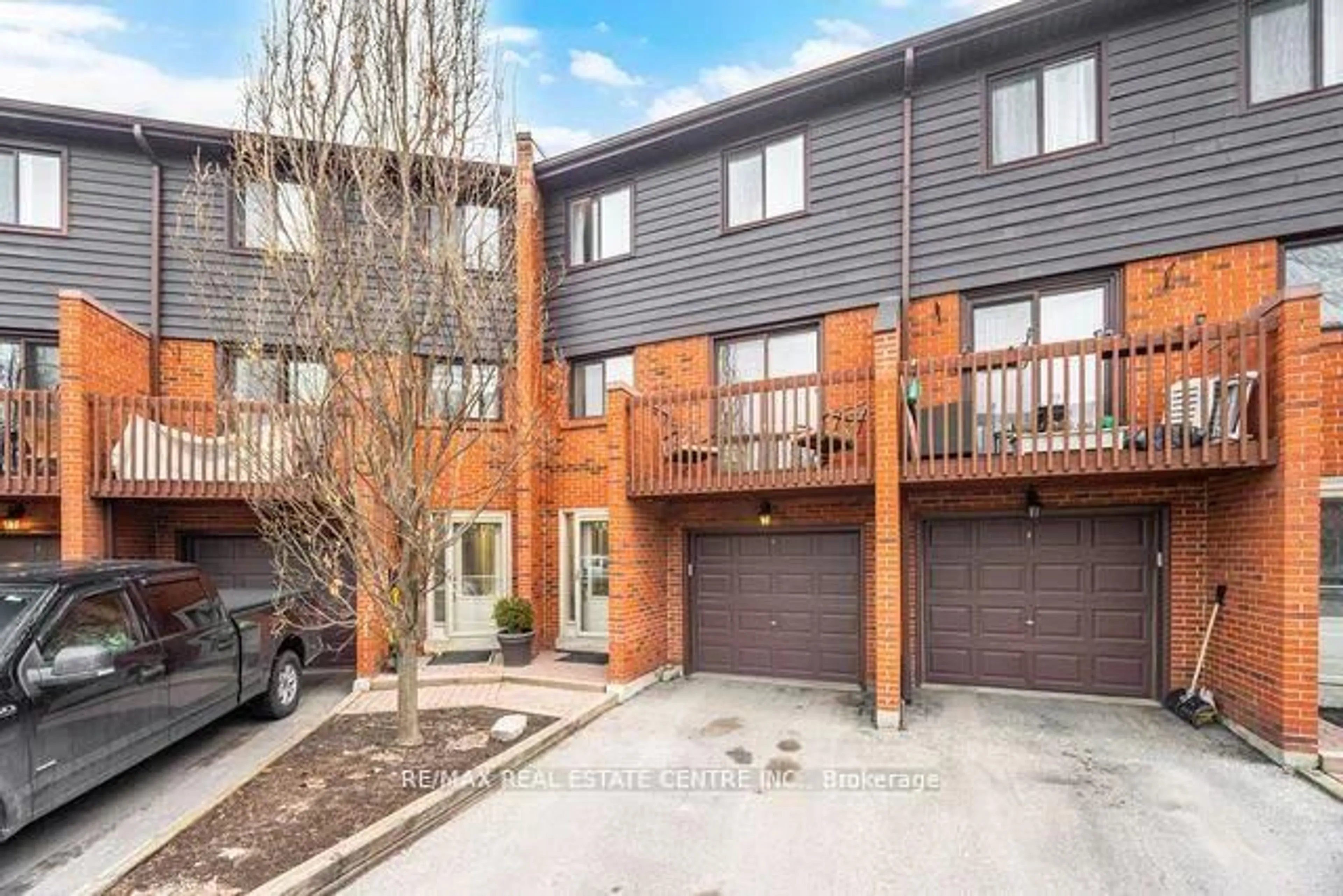 A pic from outside/outdoor area/front of a property/back of a property/a pic from drone, street for 4165 Fieldgate Dr #85, Mississauga Ontario L4W 2M9