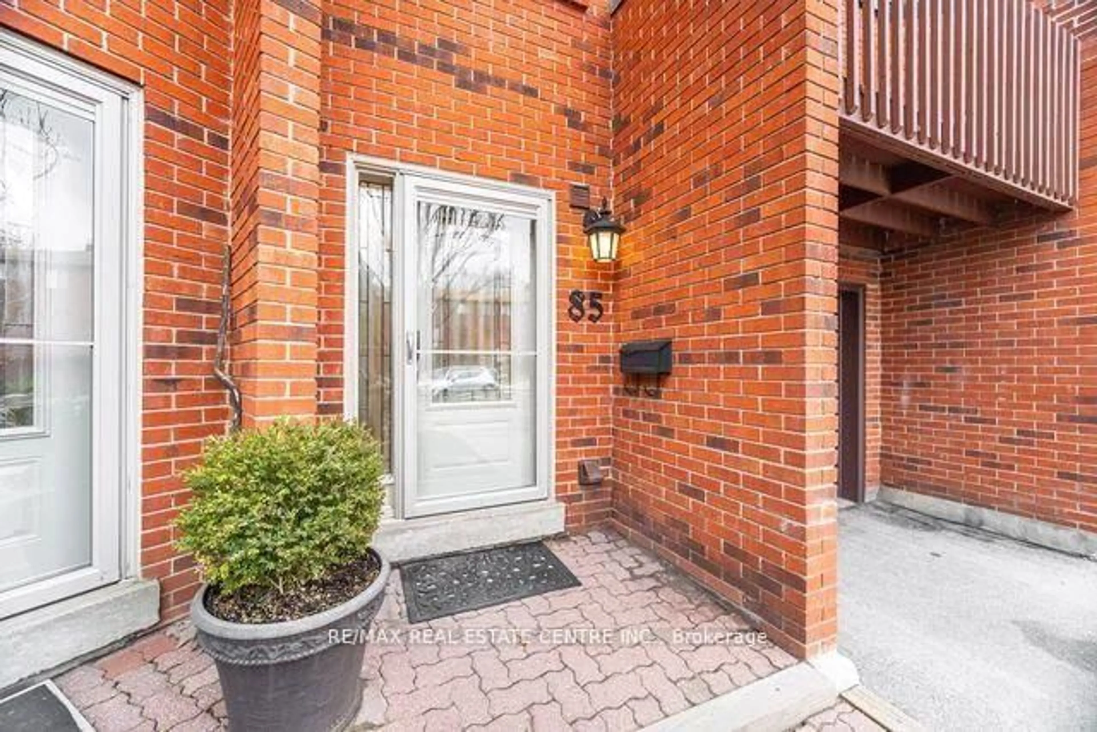 Indoor entryway for 4165 Fieldgate Dr #85, Mississauga Ontario L4W 2M9
