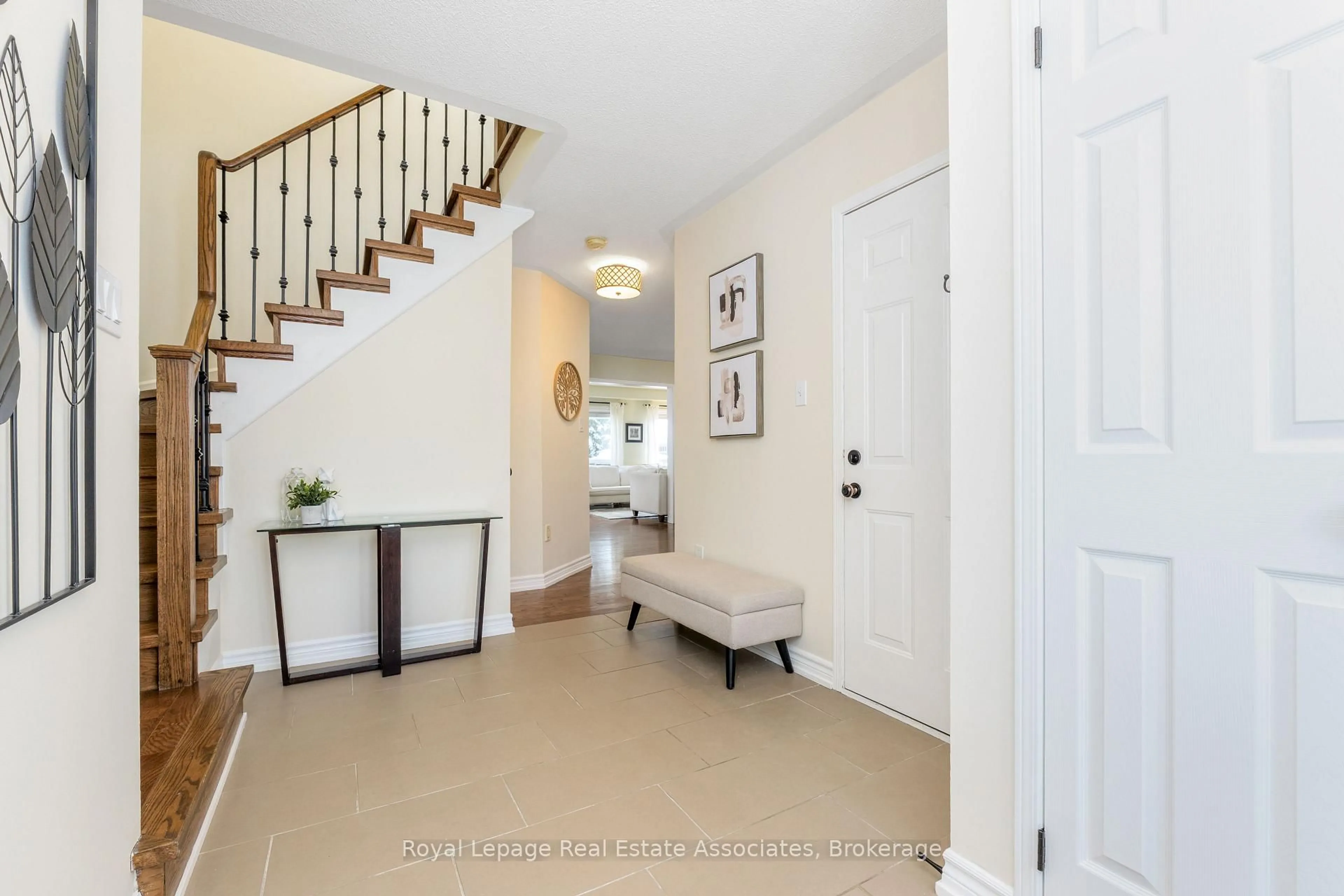 Indoor entryway for 1196 Knight Tr, Milton Ontario L9T 5R9