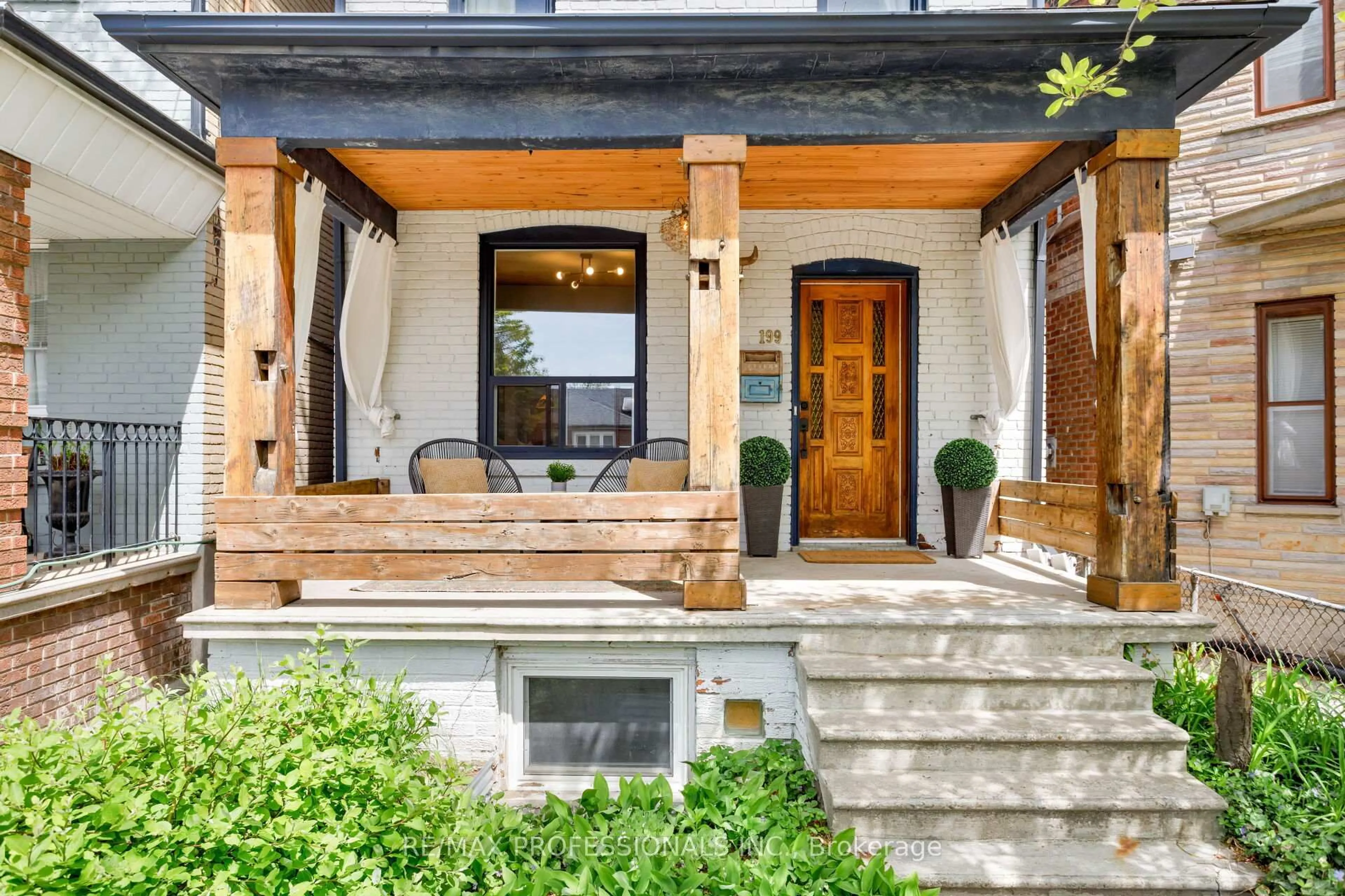 Indoor entryway for 199 Osler St, Toronto Ontario M6N 2Z2