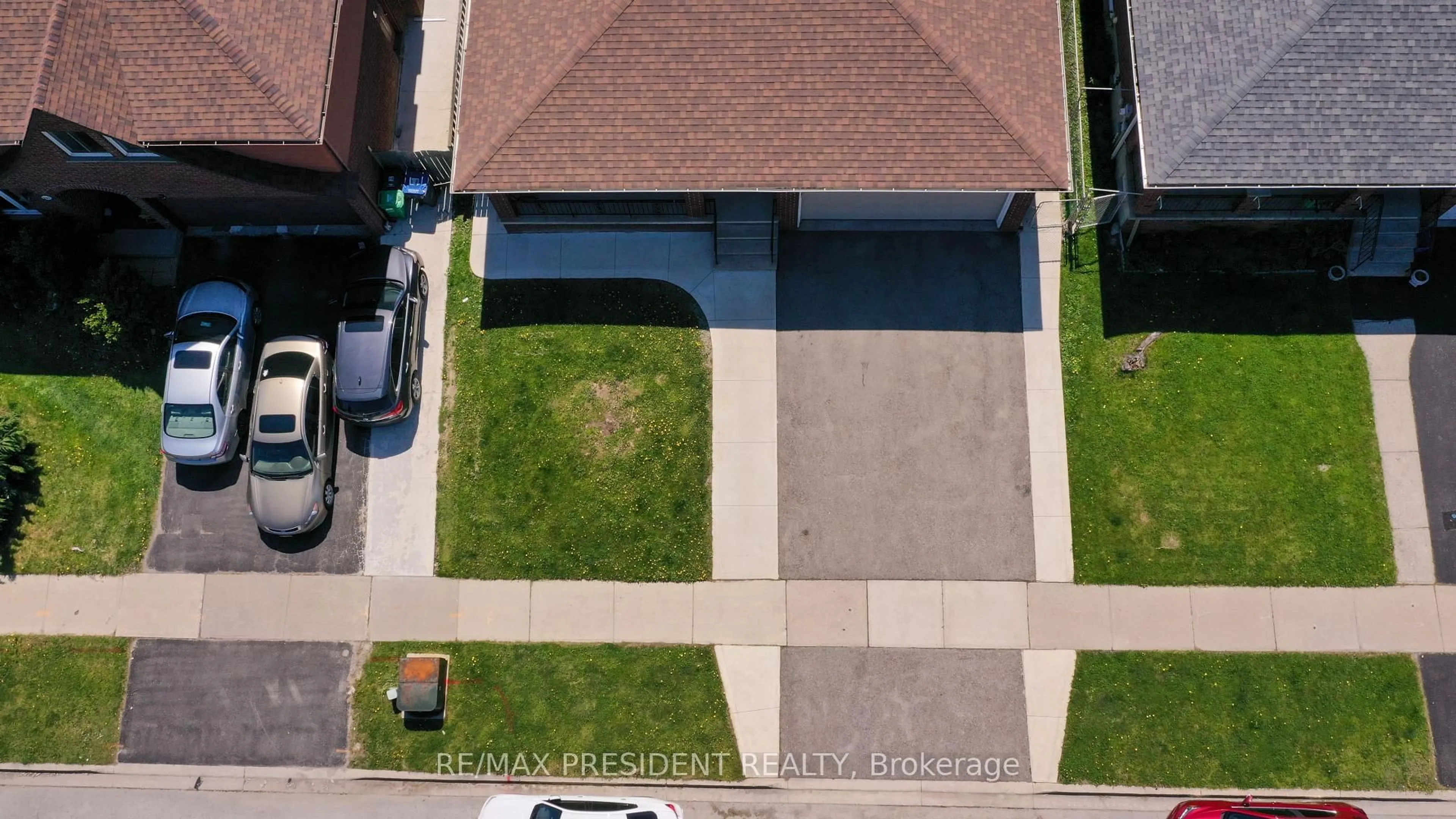 A pic from outside/outdoor area/front of a property/back of a property/a pic from drone, street for 233 Rutherford Rd, Brampton Ontario L6V 2X7