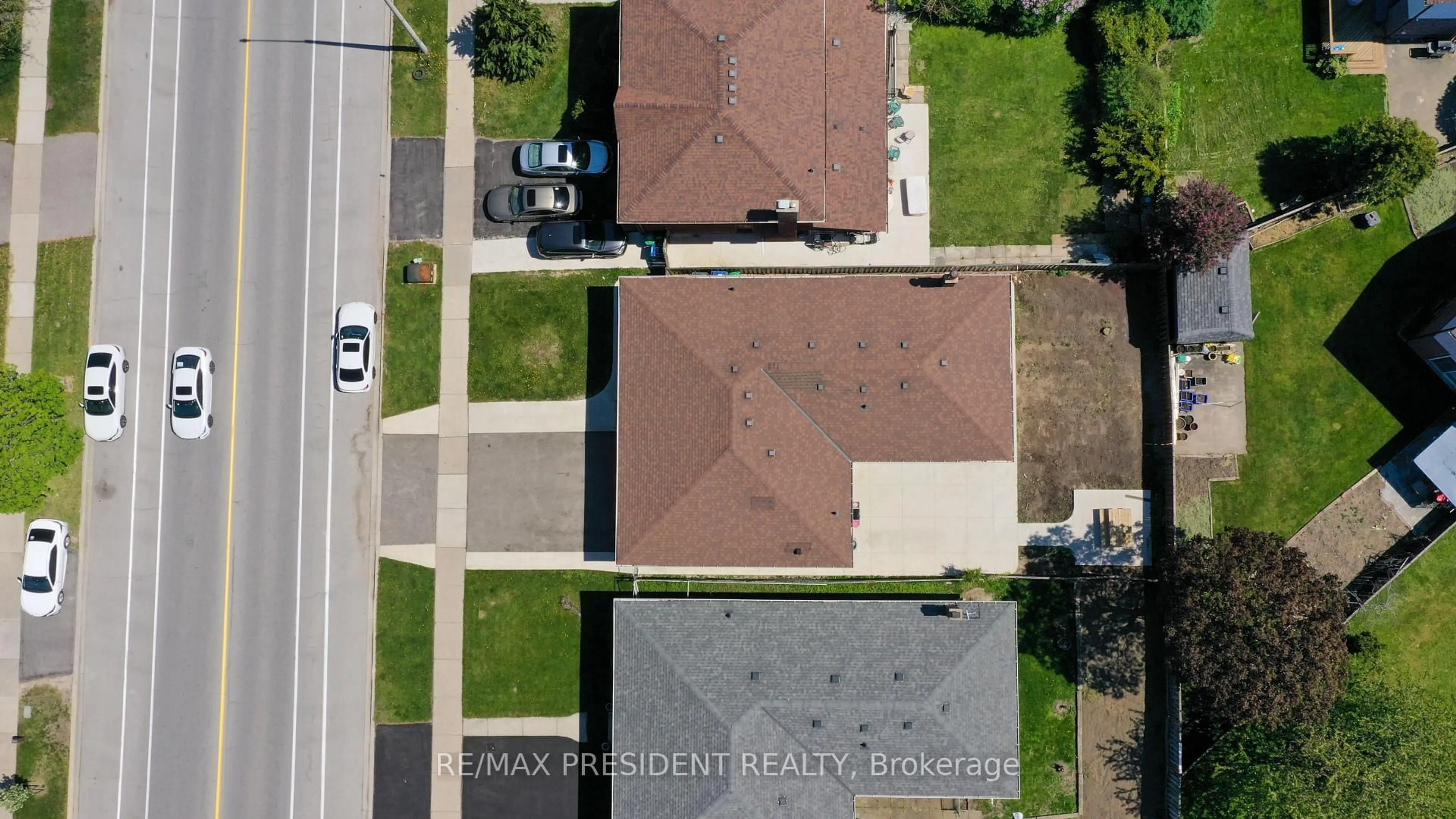 A pic from outside/outdoor area/front of a property/back of a property/a pic from drone, street for 233 Rutherford Rd, Brampton Ontario L6V 2X7