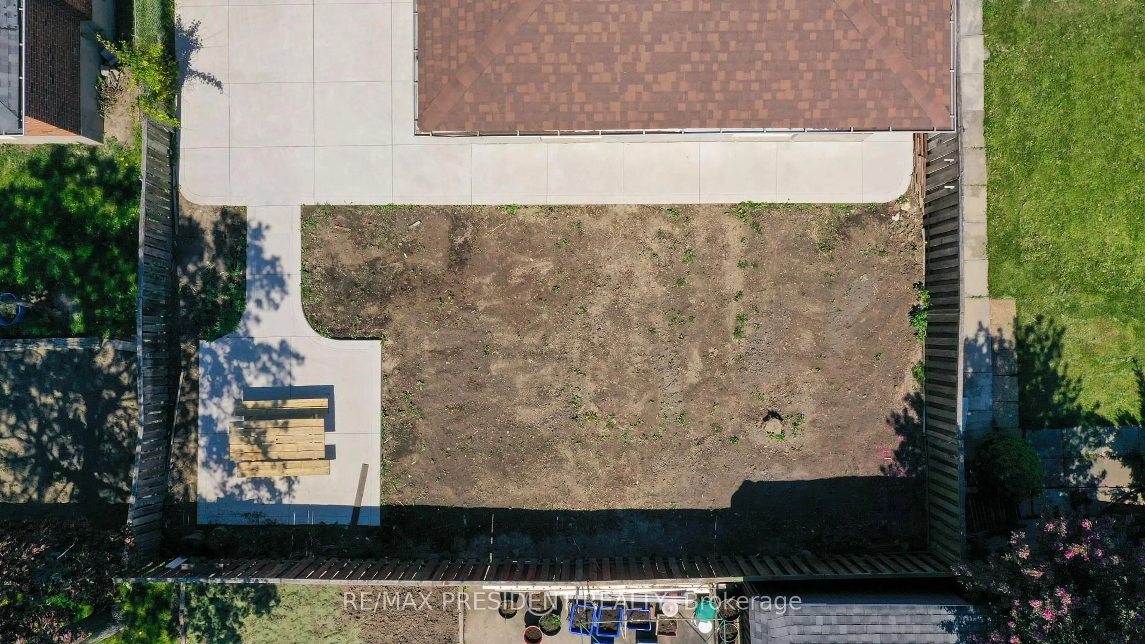 A pic from outside/outdoor area/front of a property/back of a property/a pic from drone, building for 233 Rutherford Rd, Brampton Ontario L6V 2X7