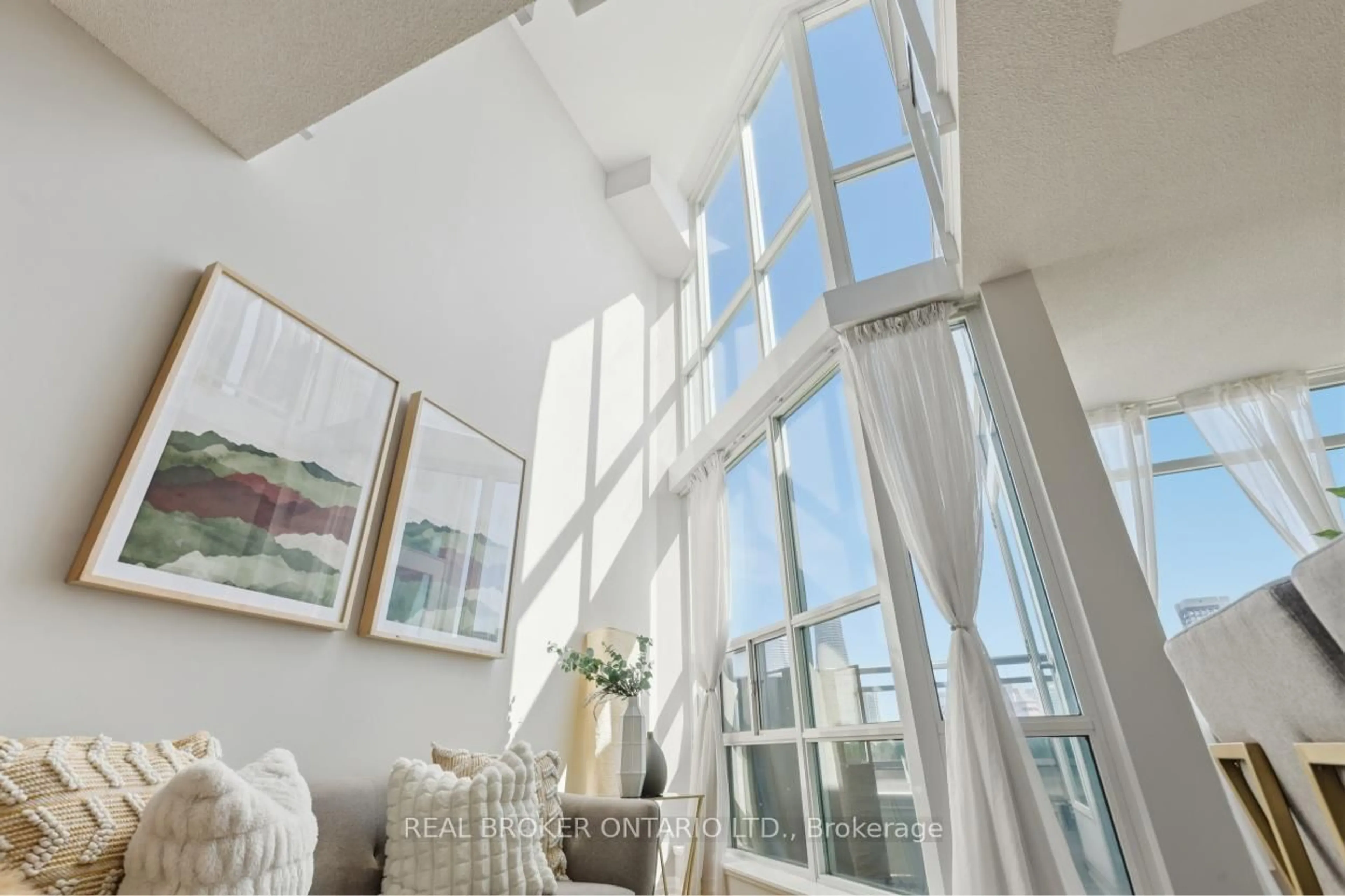 Indoor foyer for 220 Burnhamthorpe Rd #903, Mississauga Ontario L5B 4N4