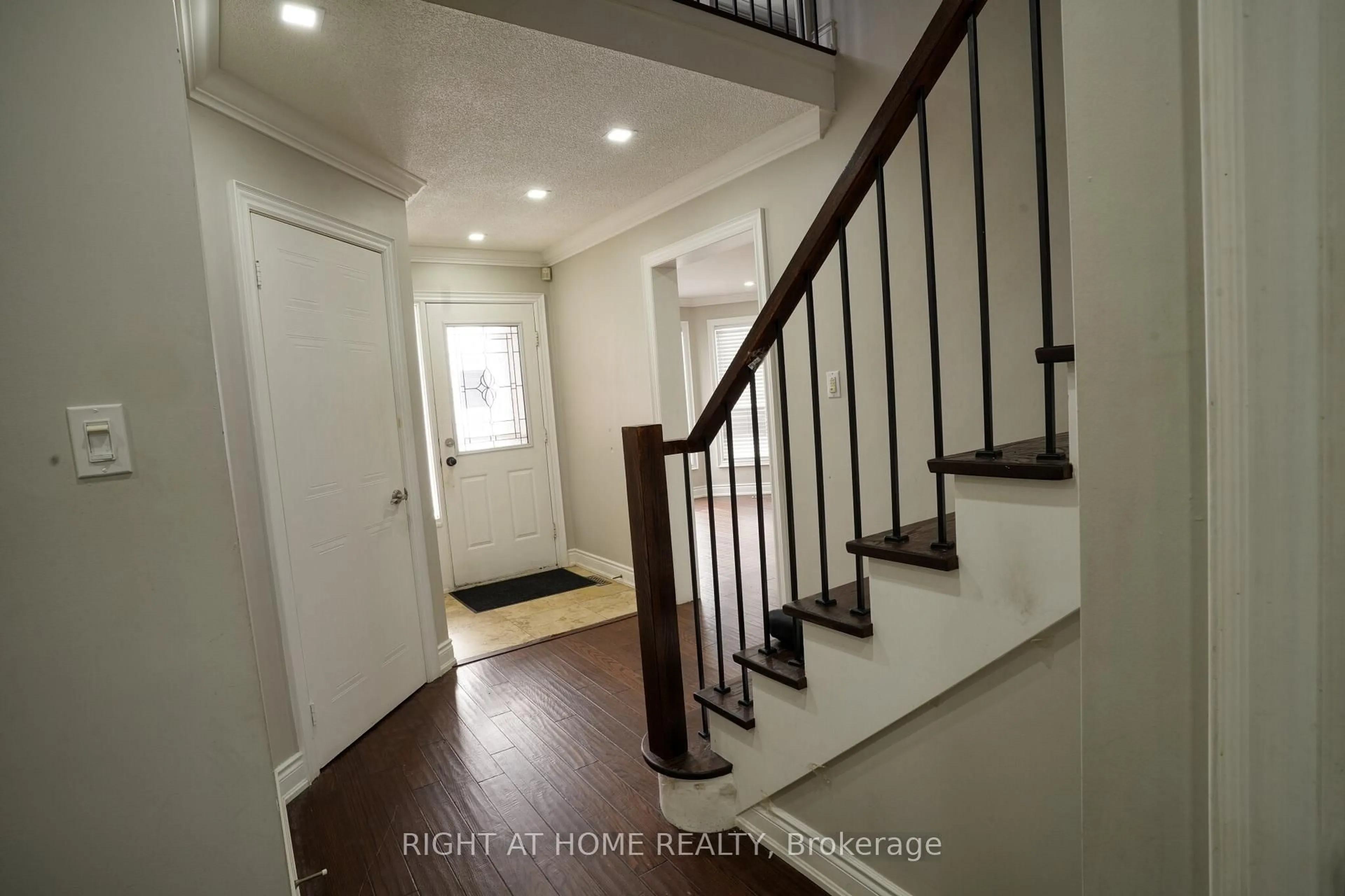 Indoor entryway for 54 WOODSIDE Crt, Brampton Ontario L6Y 3Z2