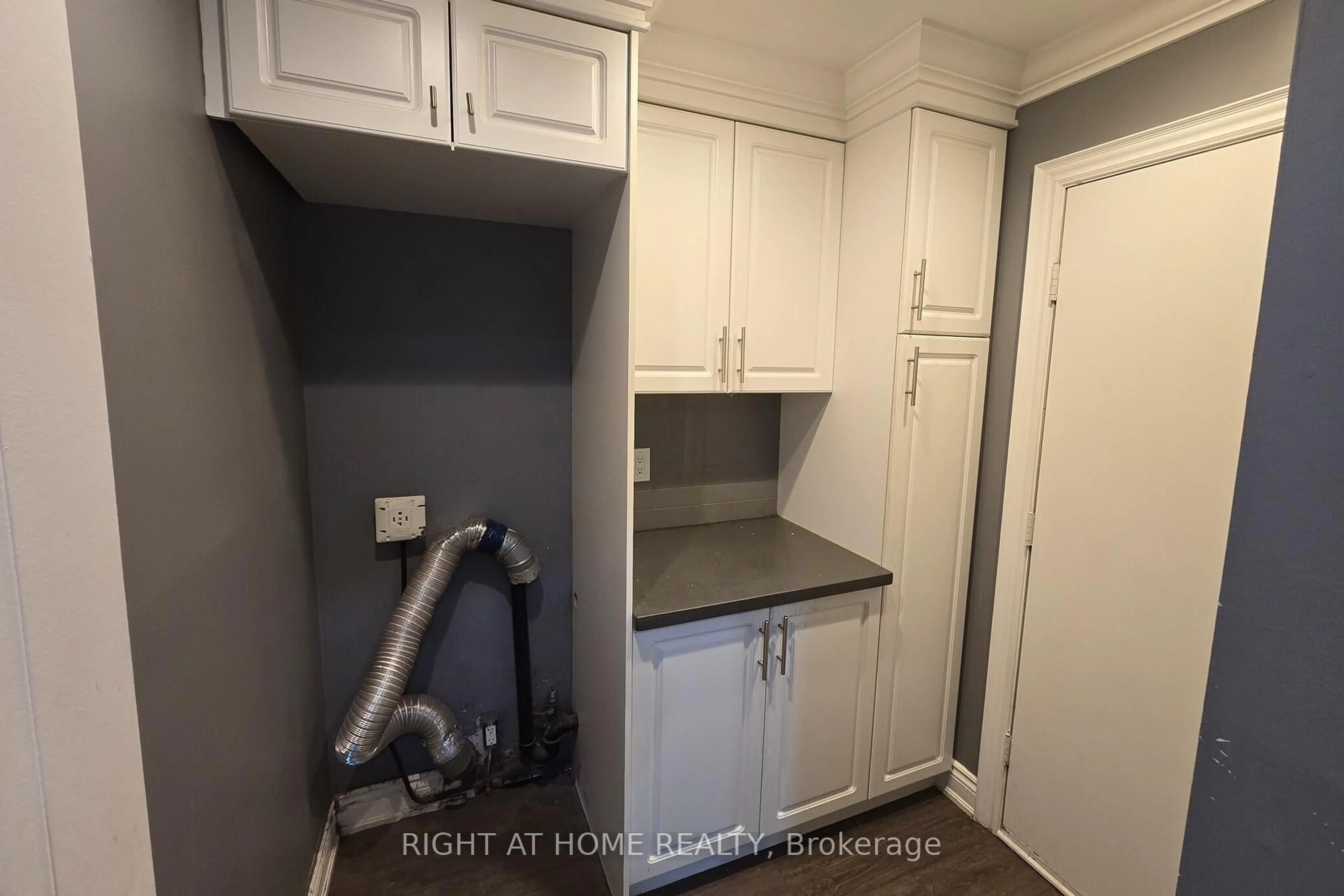 Laundry room for 54 WOODSIDE Crt, Brampton Ontario L6Y 3Z2