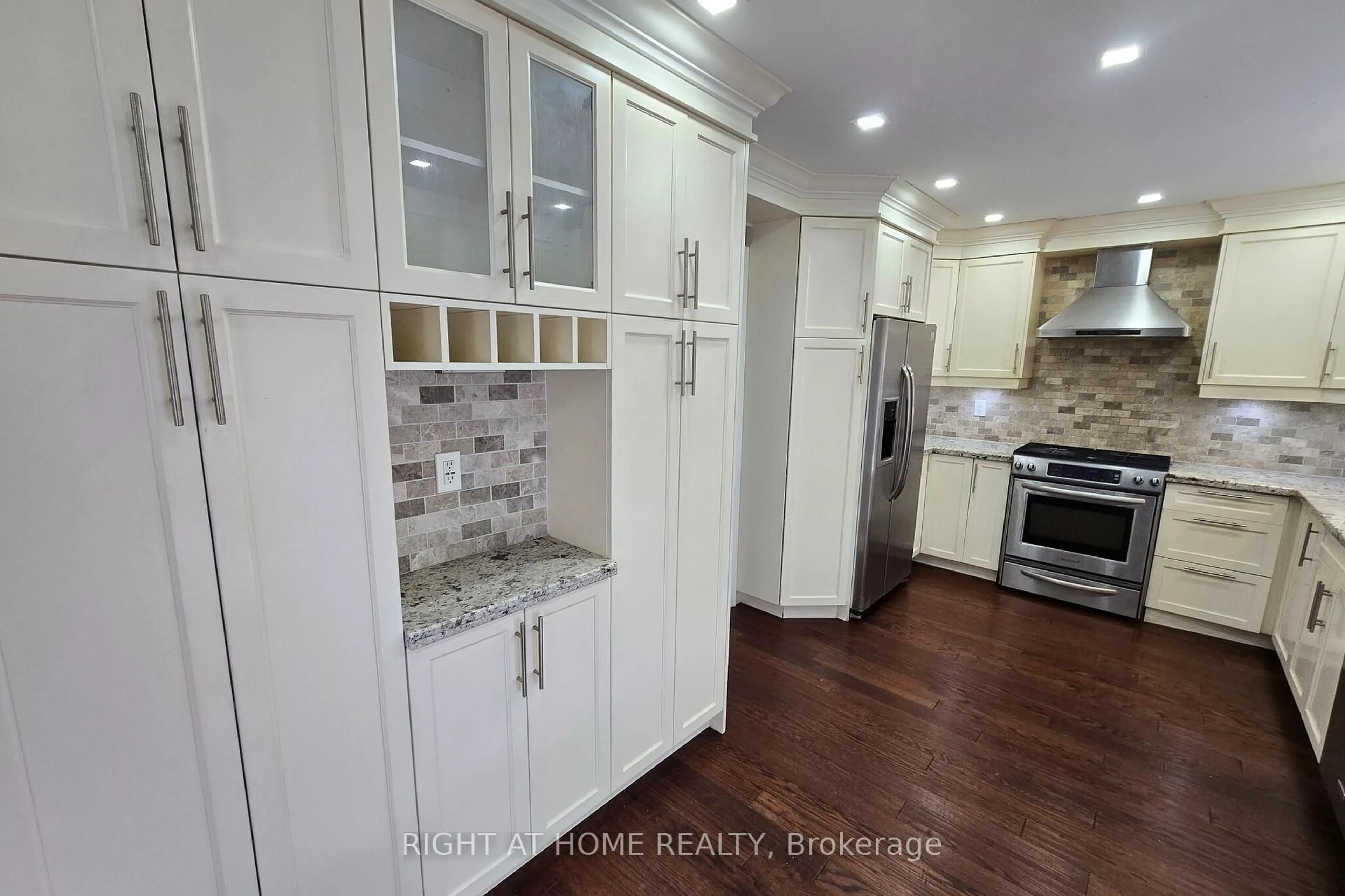 Open concept kitchen, unknown for 54 WOODSIDE Crt, Brampton Ontario L6Y 3Z2