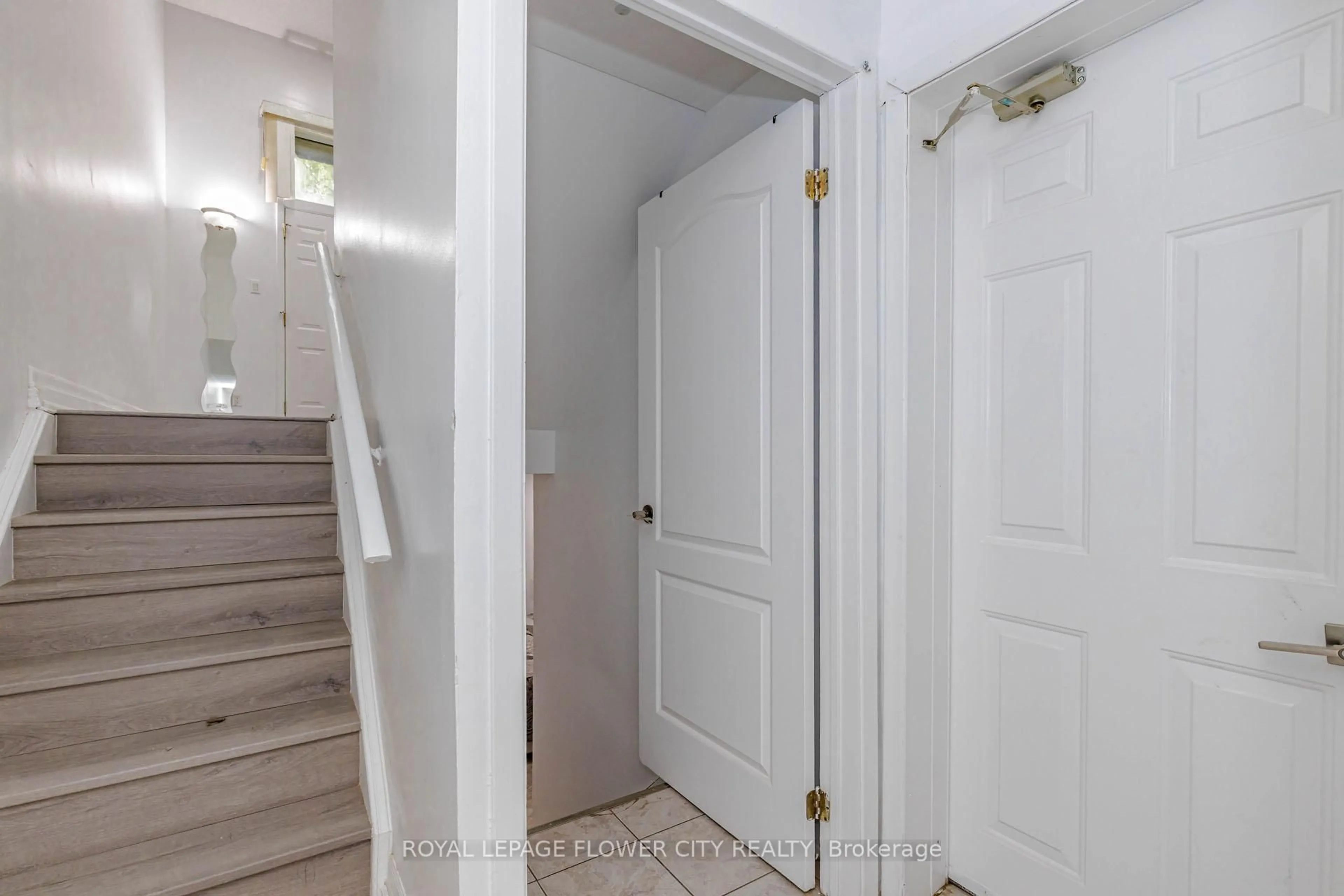 Indoor entryway for 42 Briar Path, Brampton Ontario L6T 2A3