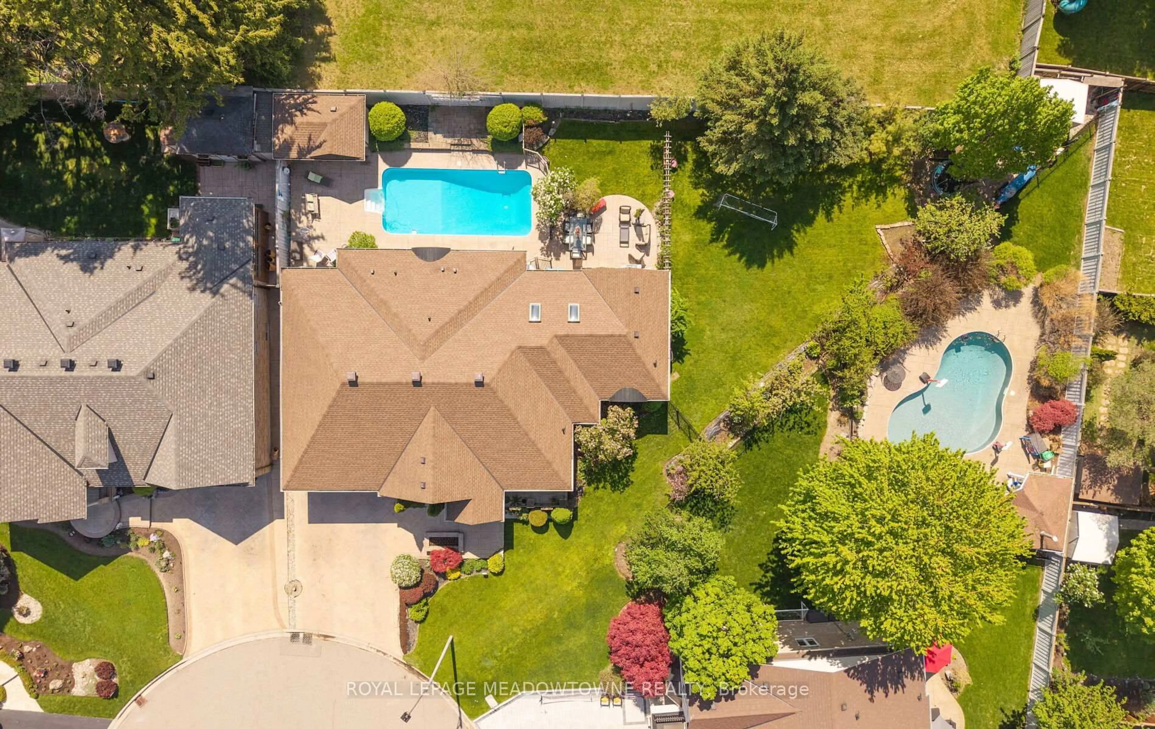 A pic from outside/outdoor area/front of a property/back of a property/a pic from drone, water/lake/river/ocean view for 18 Tristan Crt, Brampton Ontario L6Y 5S2