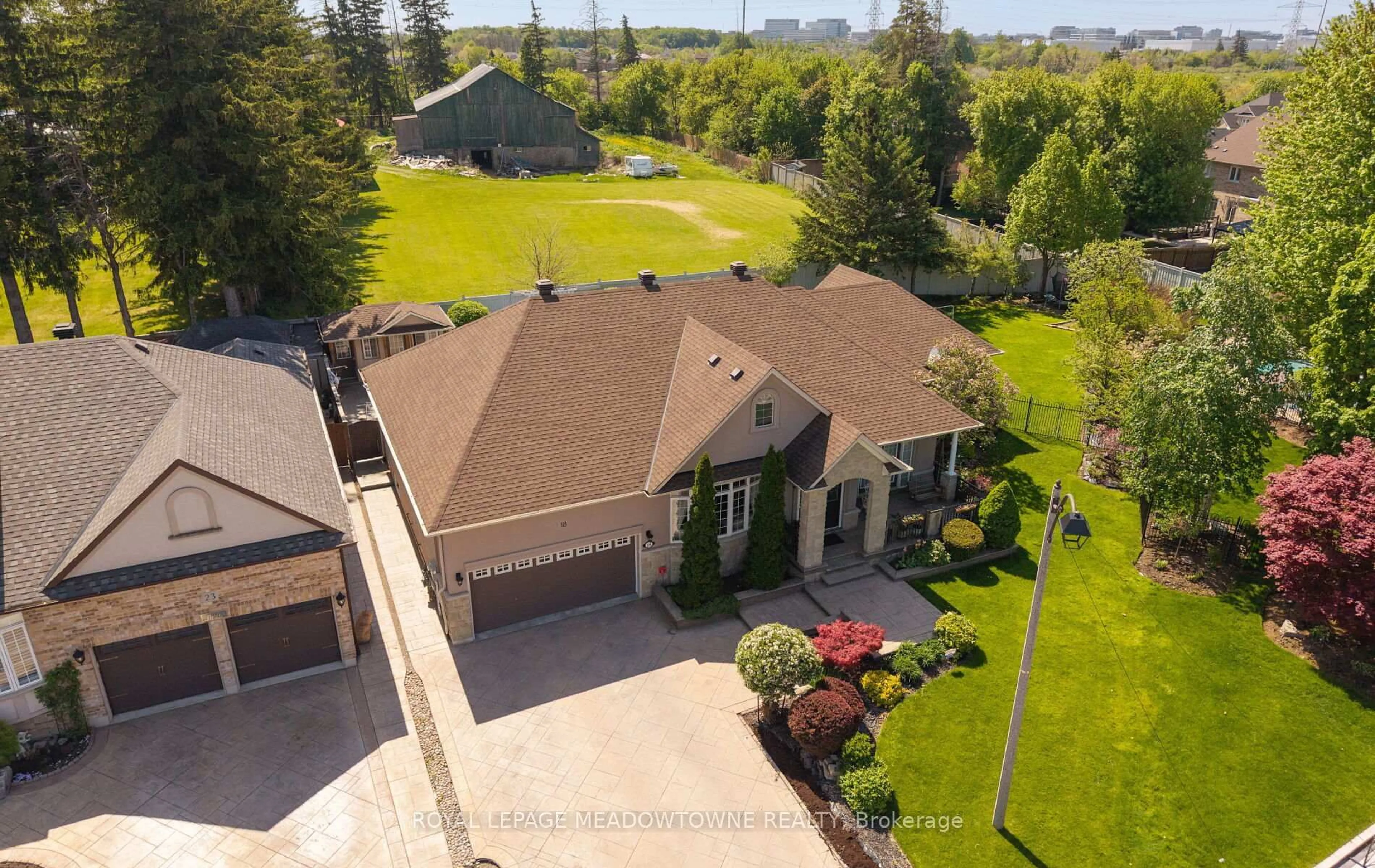A pic from outside/outdoor area/front of a property/back of a property/a pic from drone, street for 18 Tristan Crt, Brampton Ontario L6Y 5S2