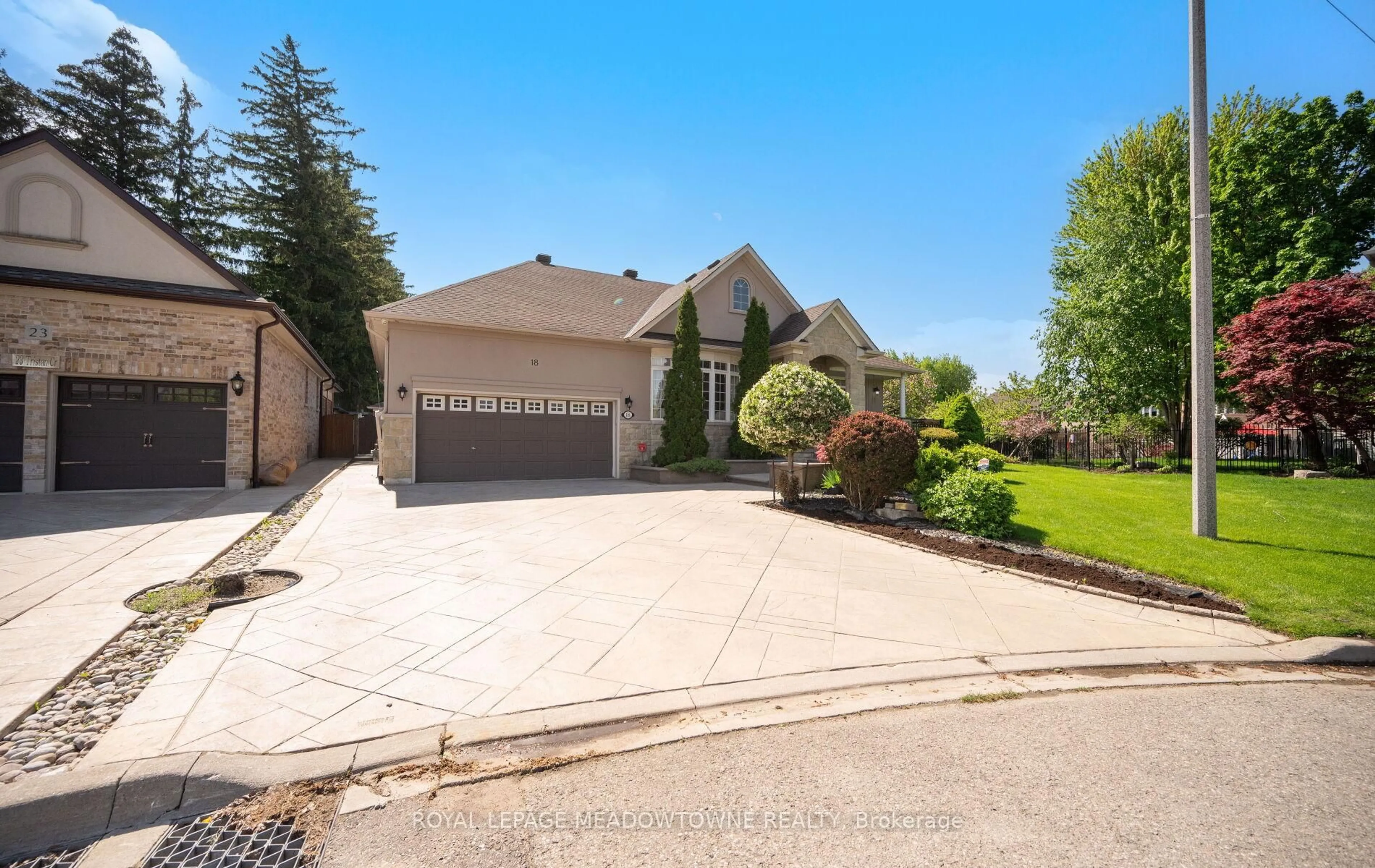 A pic from outside/outdoor area/front of a property/back of a property/a pic from drone, street for 18 Tristan Crt, Brampton Ontario L6Y 5S2
