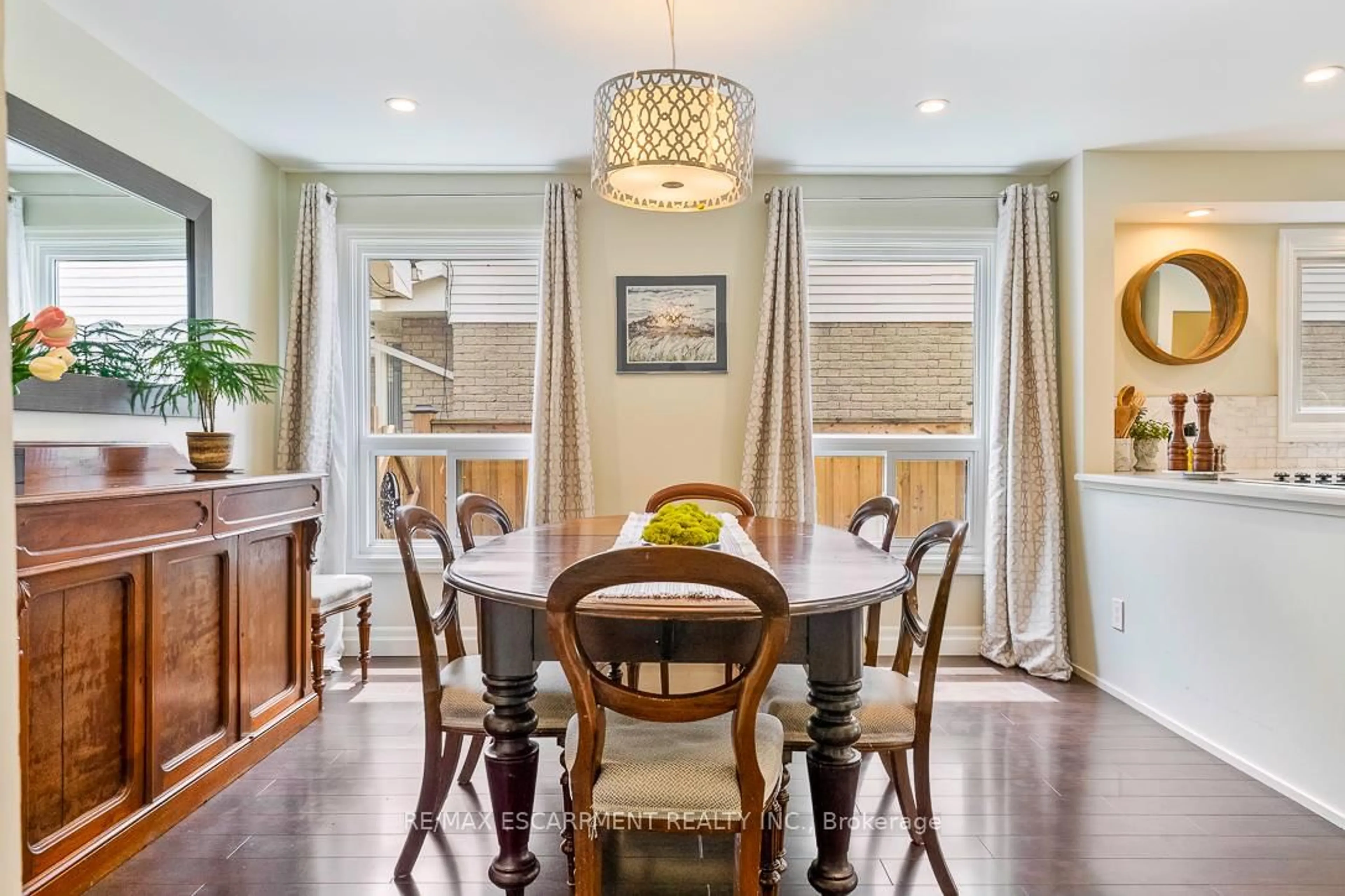Dining room, wood/laminate floor for 86 Northampton St, Brampton Ontario L6S 3Y7