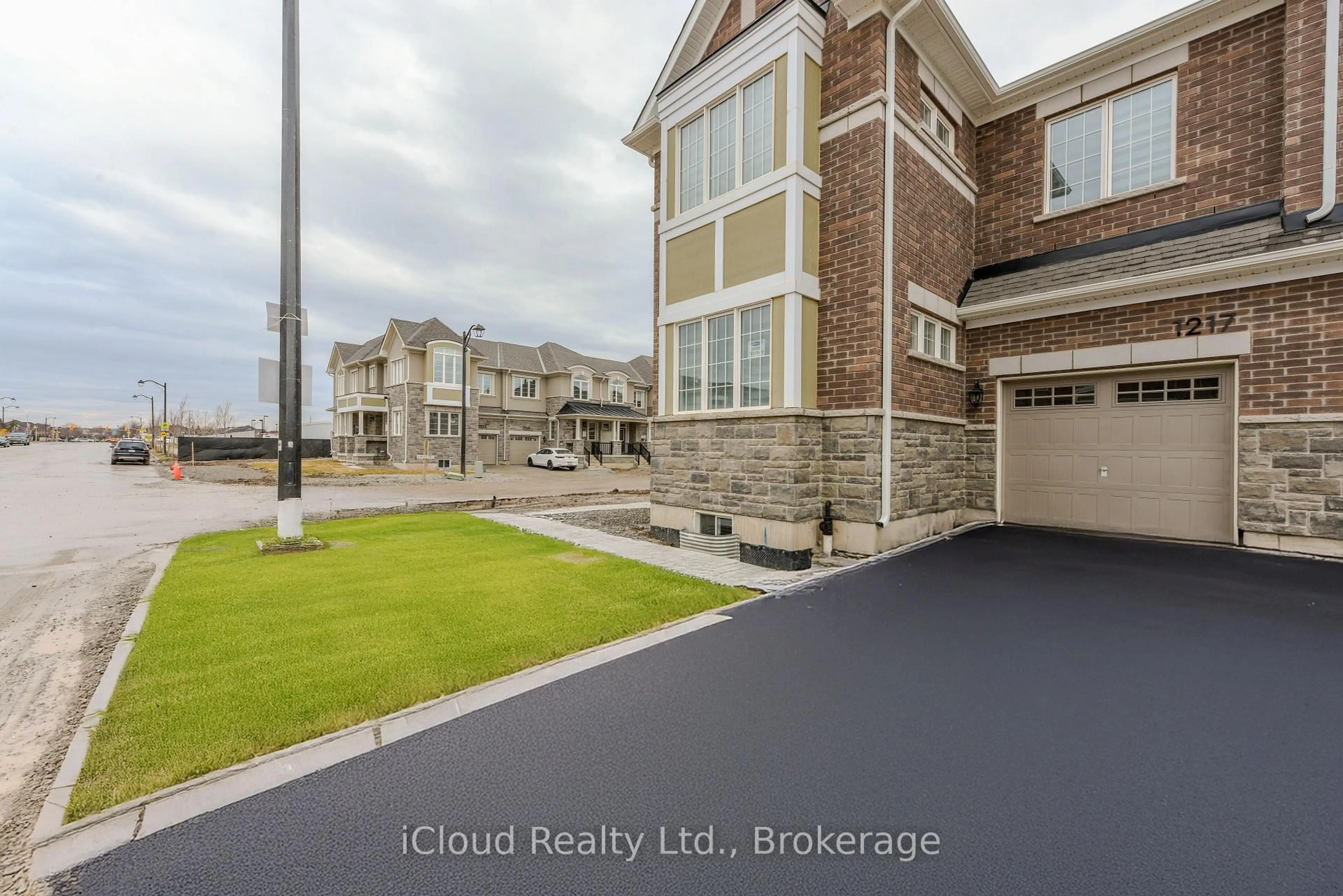 A pic from outside/outdoor area/front of a property/back of a property/a pic from drone, street for 1217 Ferguson Dr, Milton Ontario L9T 7V8