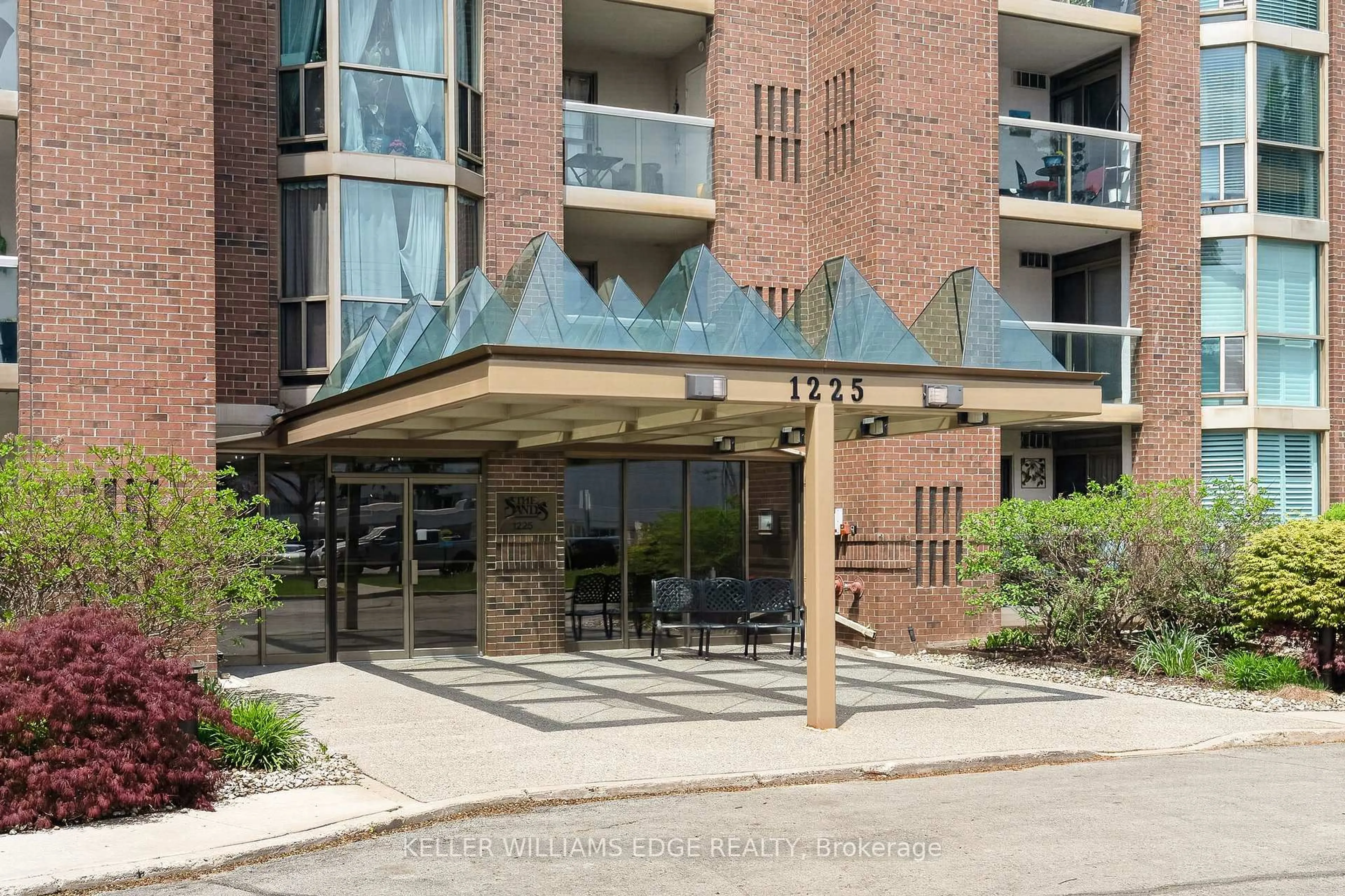 Indoor foyer for 1225 North Shore Blvd #510, Burlington Ontario L7S 1Z6
