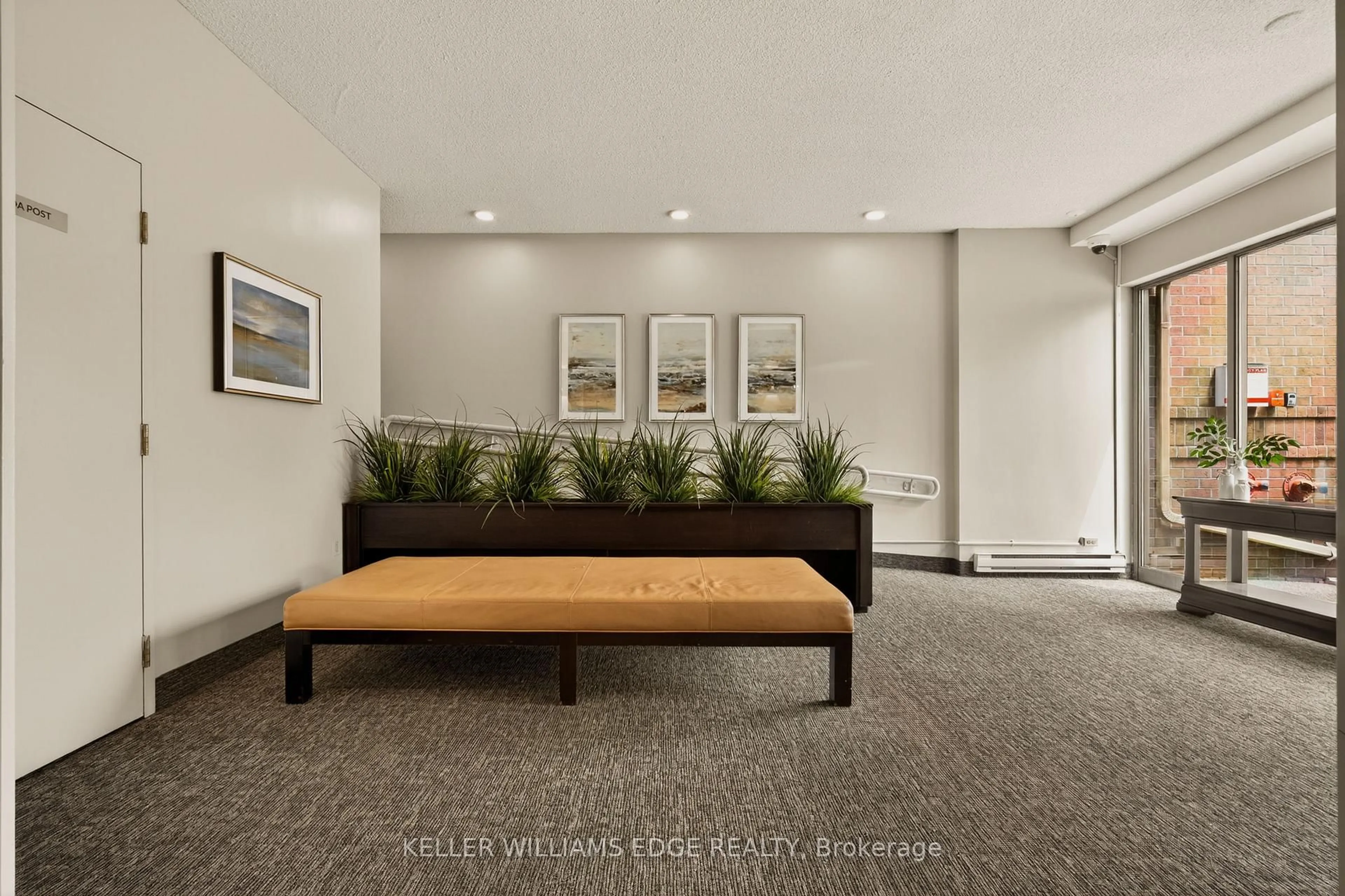 Indoor foyer for 1225 North Shore Blvd #510, Burlington Ontario L7S 1Z6