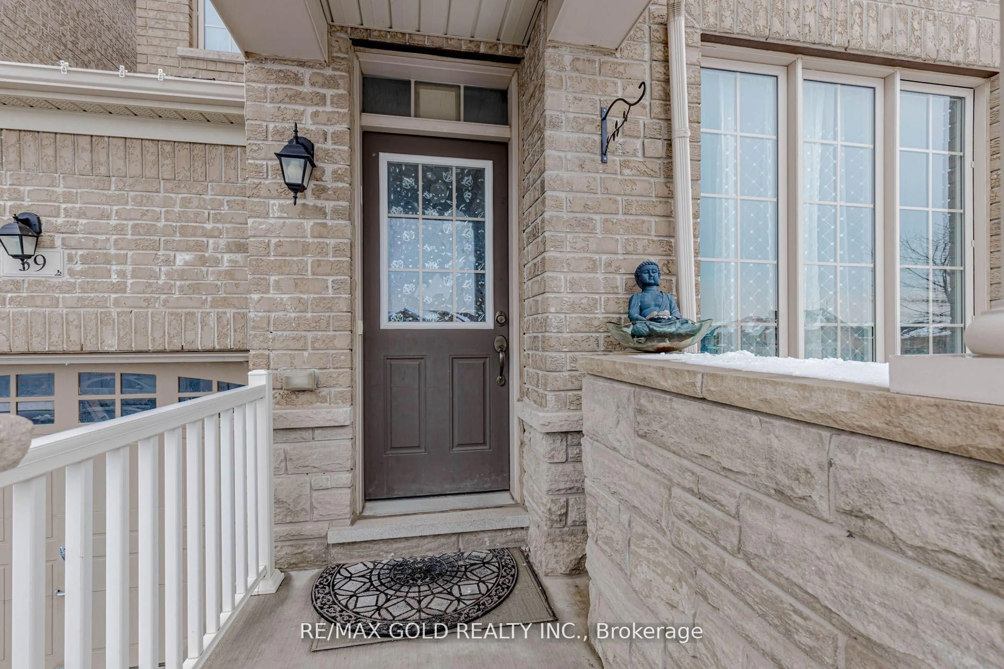 Indoor entryway for 39 Chesterwood Cres, Brampton Ontario L6Y 0Z4