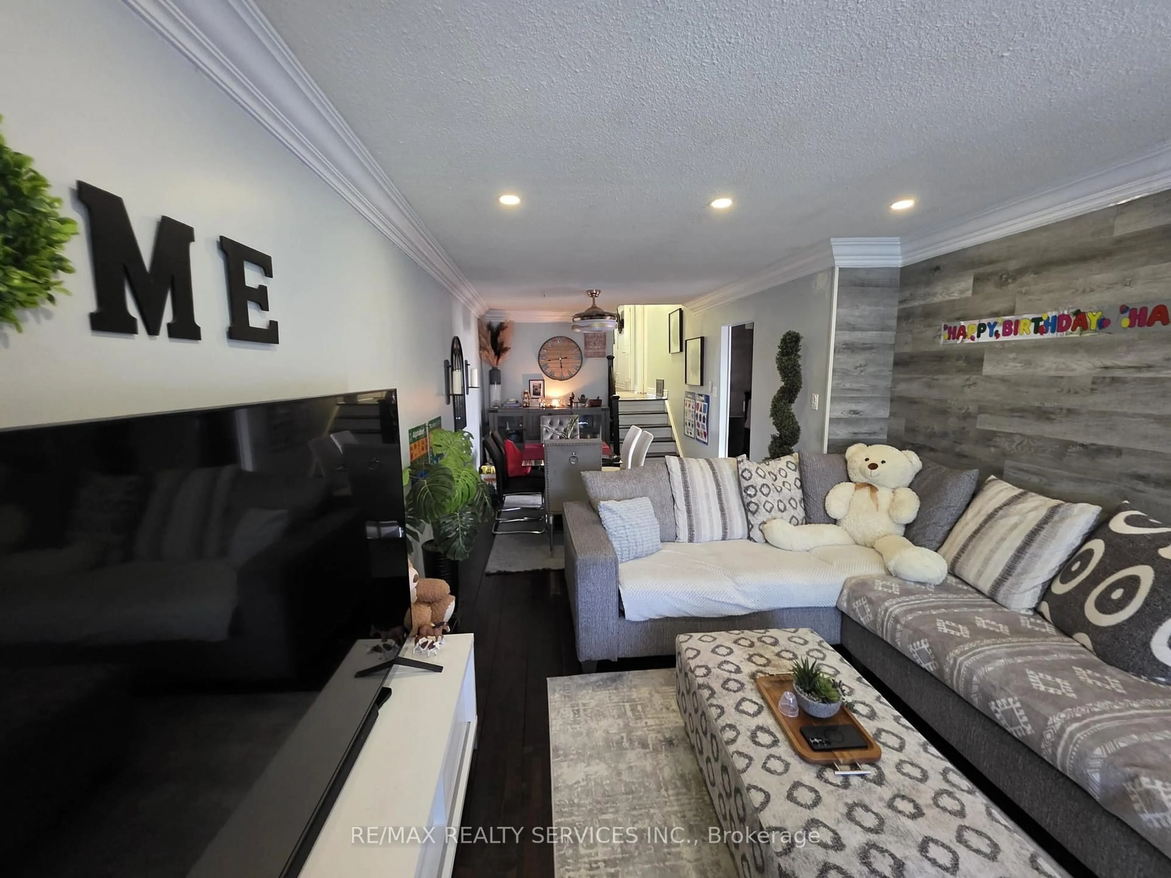 Living room with furniture, unknown for 24 Kindle Crt, Brampton Ontario L6Z 1B2