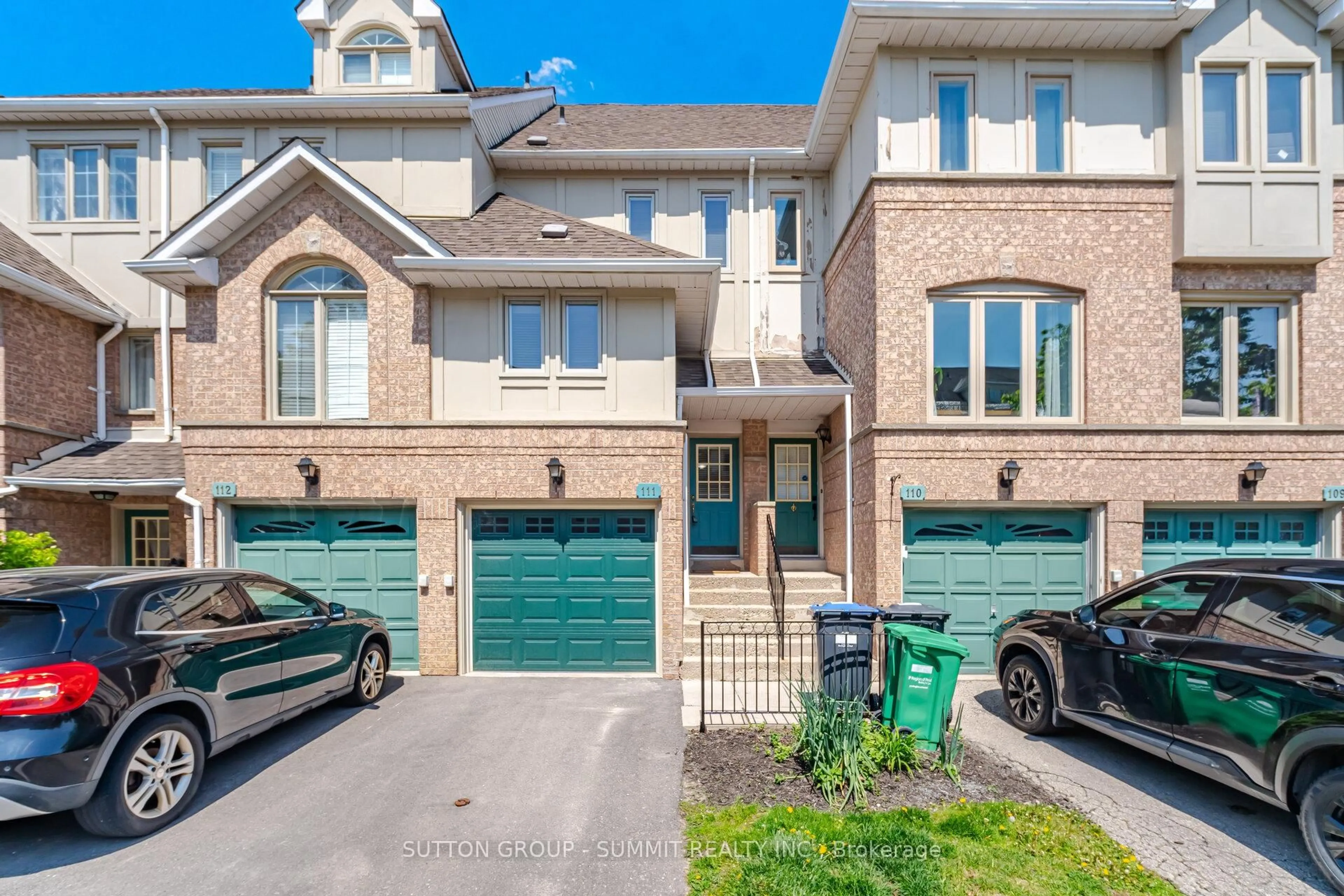 Home with brick exterior material, street for 1050 Bristol Rd #111, Mississauga Ontario L5V 2E8