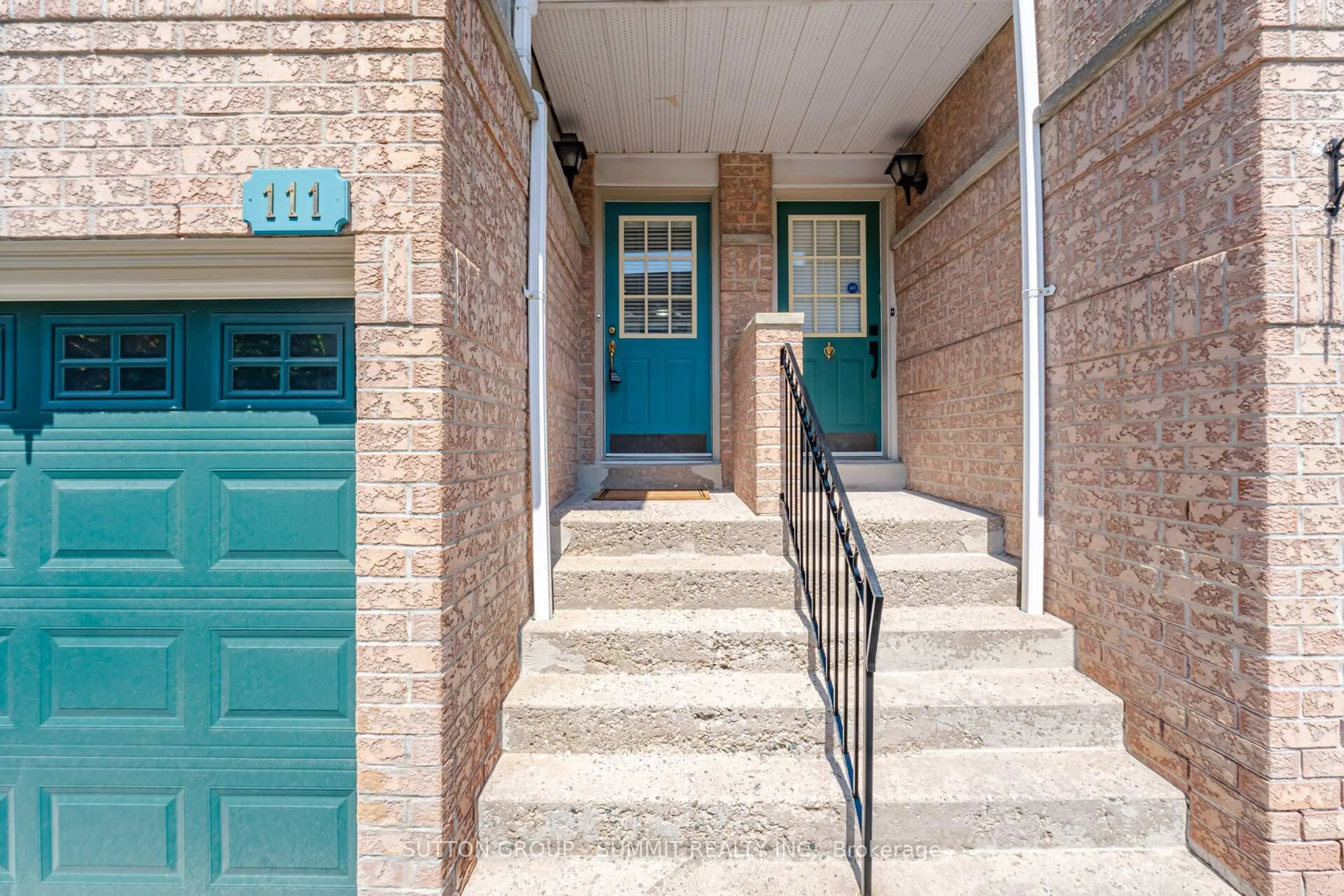 Indoor entryway for 1050 Bristol Rd #111, Mississauga Ontario L5V 2E8