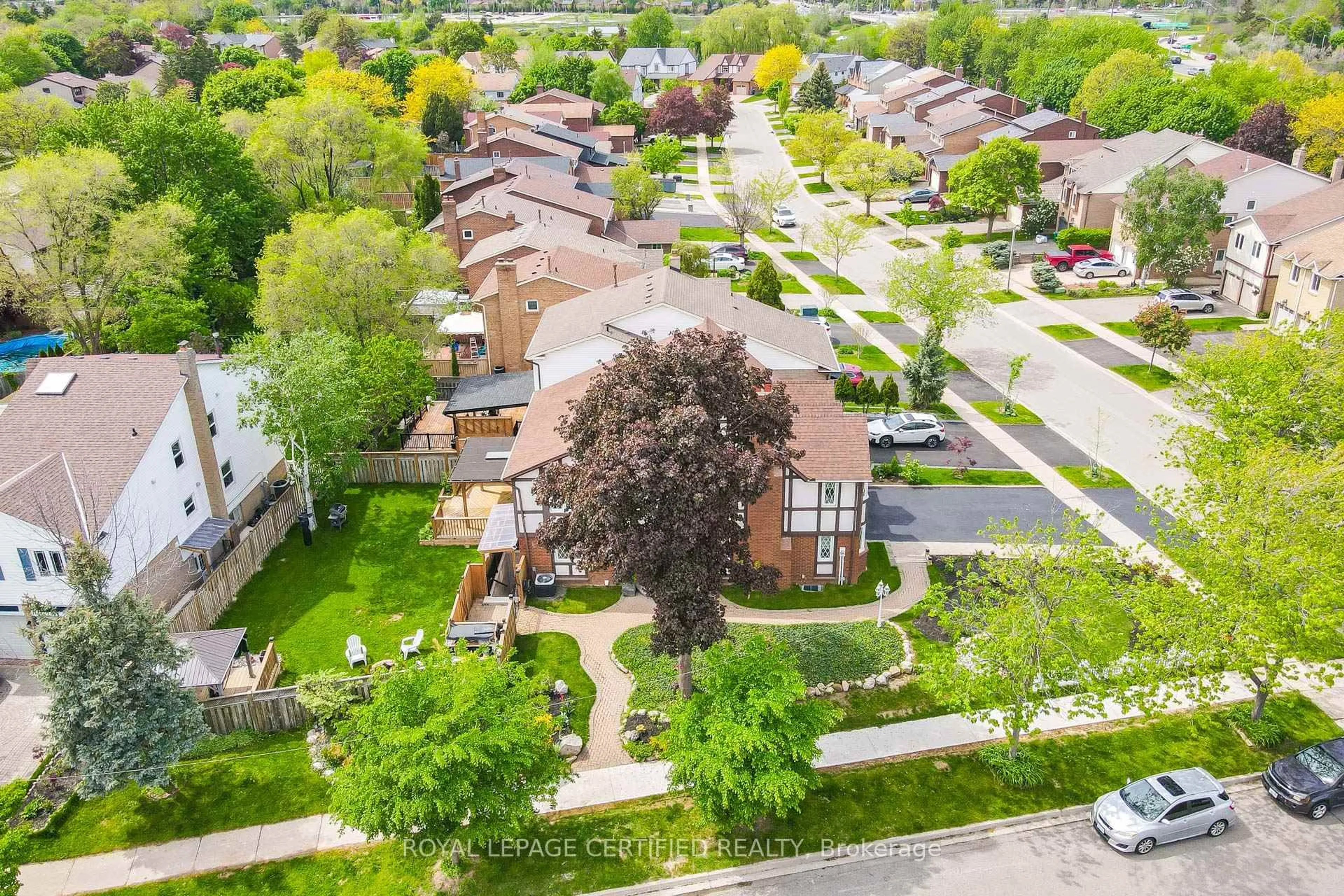 A pic from outside/outdoor area/front of a property/back of a property/a pic from drone, street for 4174 Trellis Cres, Mississauga Ontario L5L 2M2
