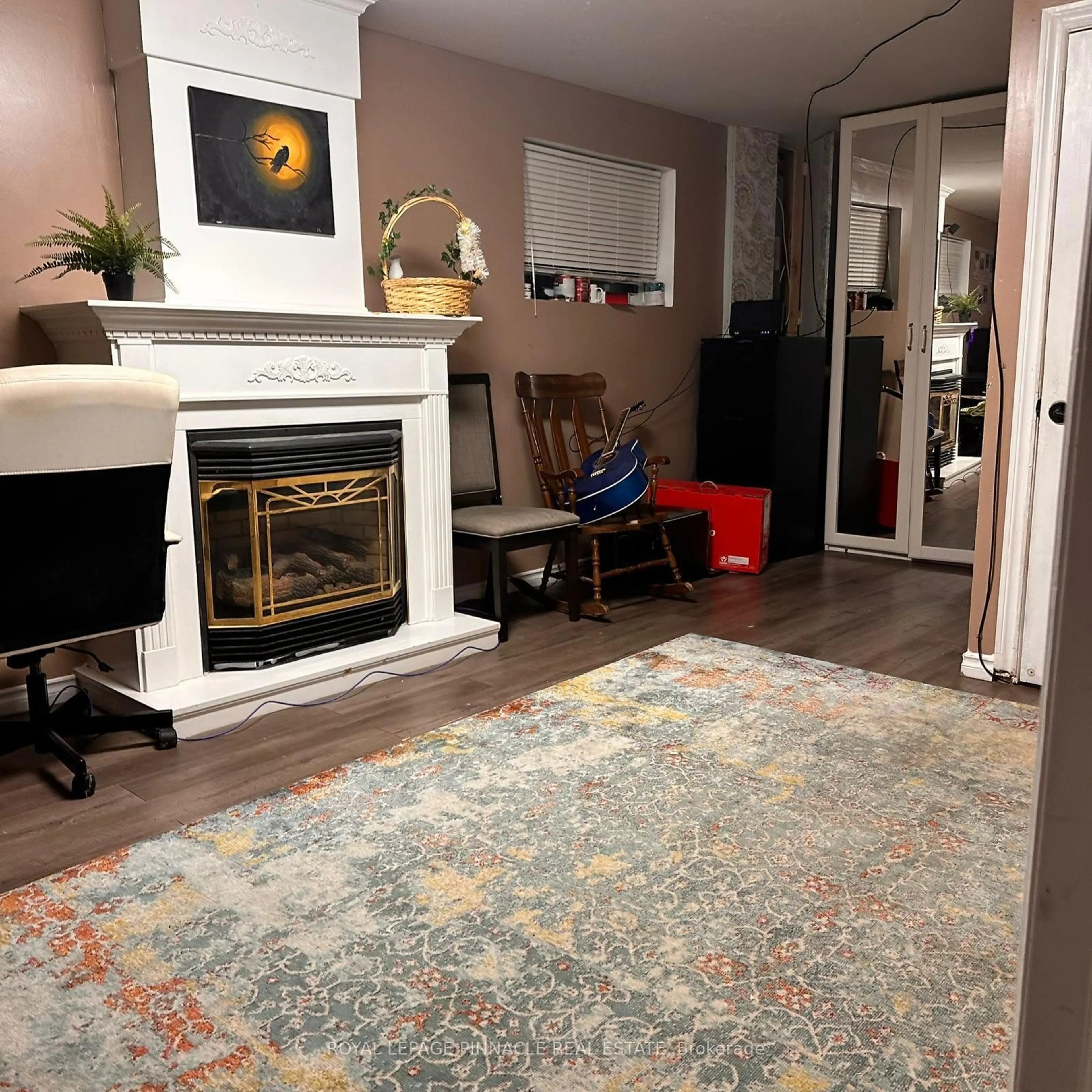Living room with furniture, unknown for 3427 Martins Pine Cres, Mississauga Ontario L5L 1G3