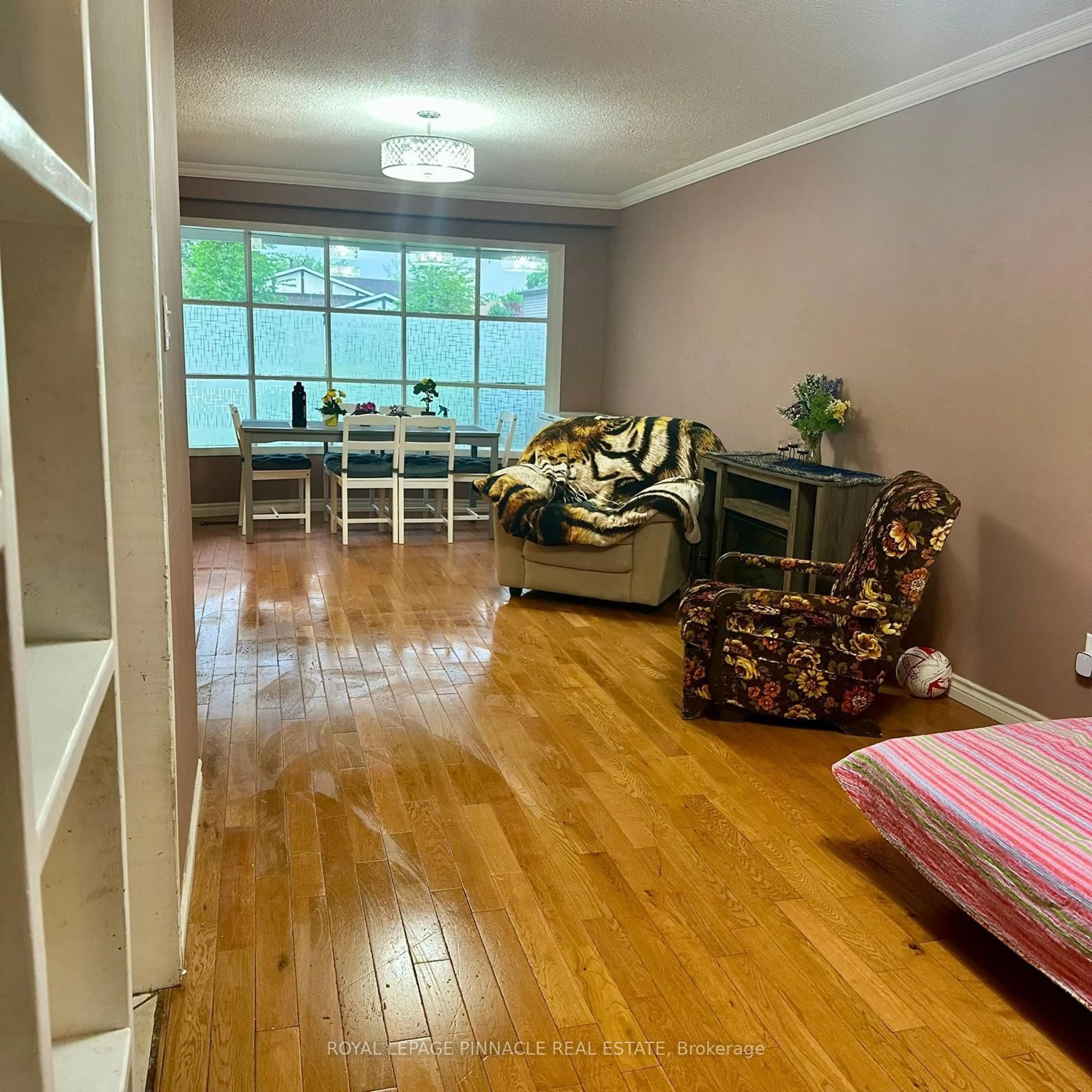 A pic of a room for 3427 Martins Pine Cres, Mississauga Ontario L5L 1G3