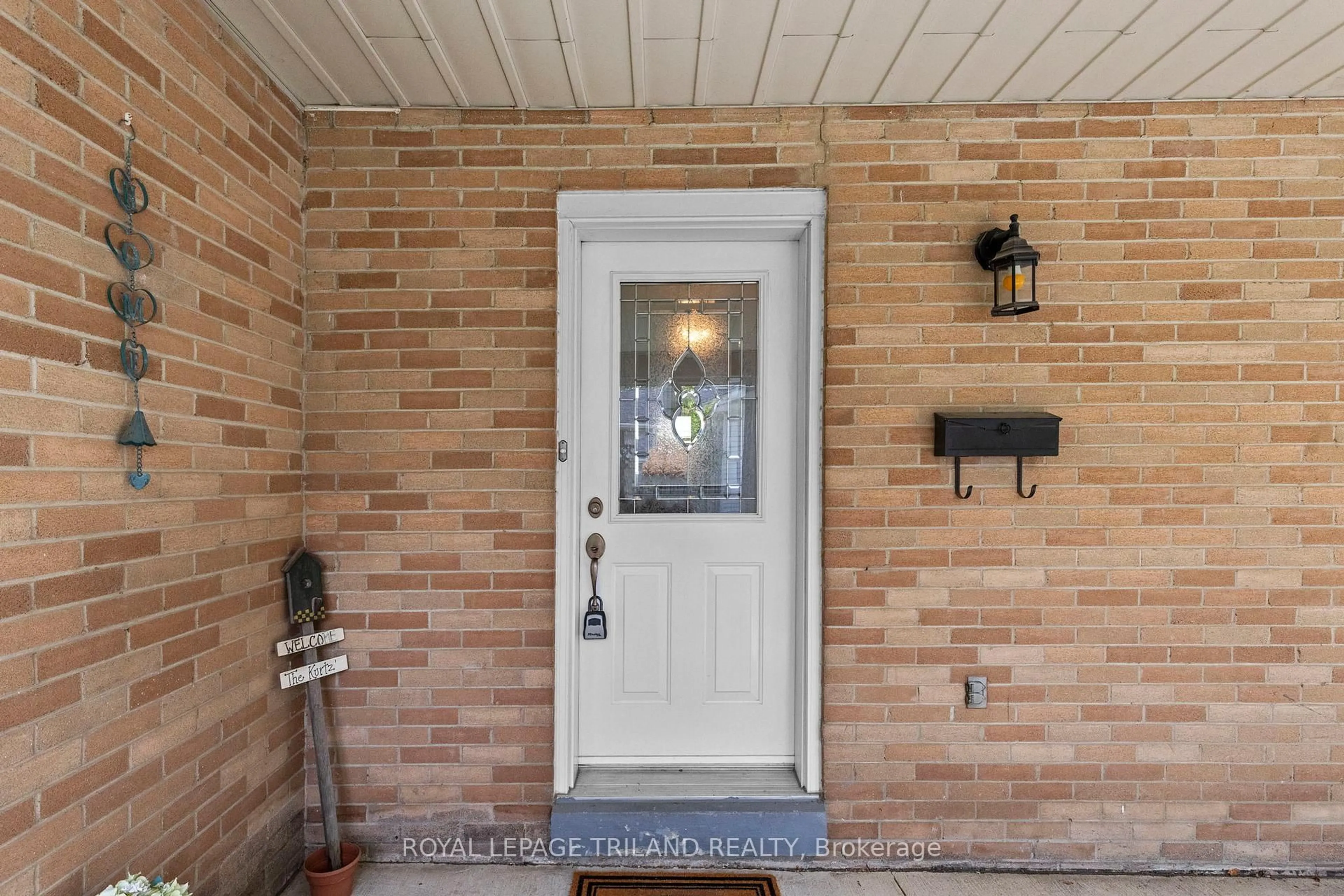Indoor entryway for 29 Ladore Dr, Brampton Ontario L6Y 1V4