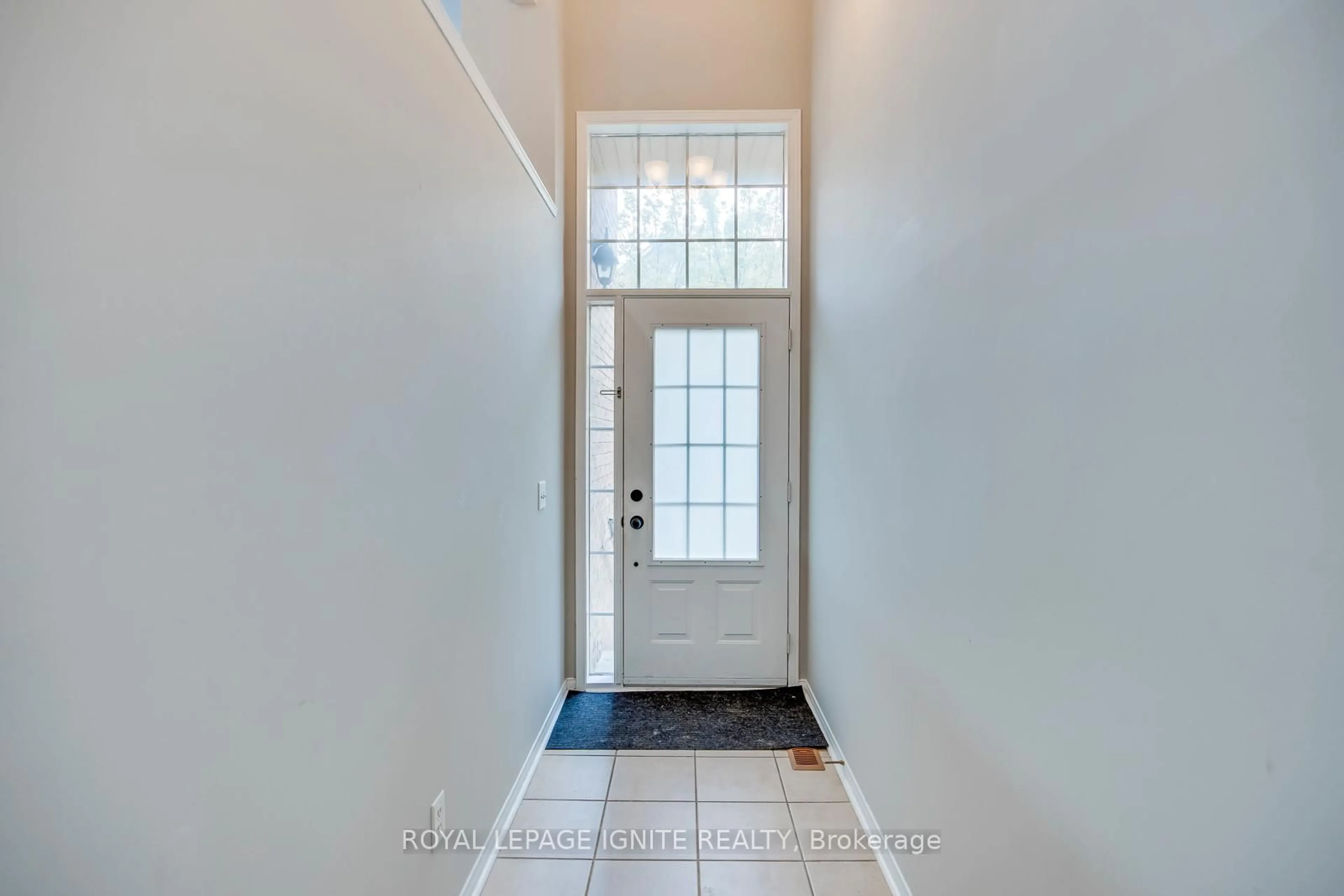 Indoor entryway for 7086 Fairmeadow Cres, Mississauga Ontario L5N 8R5