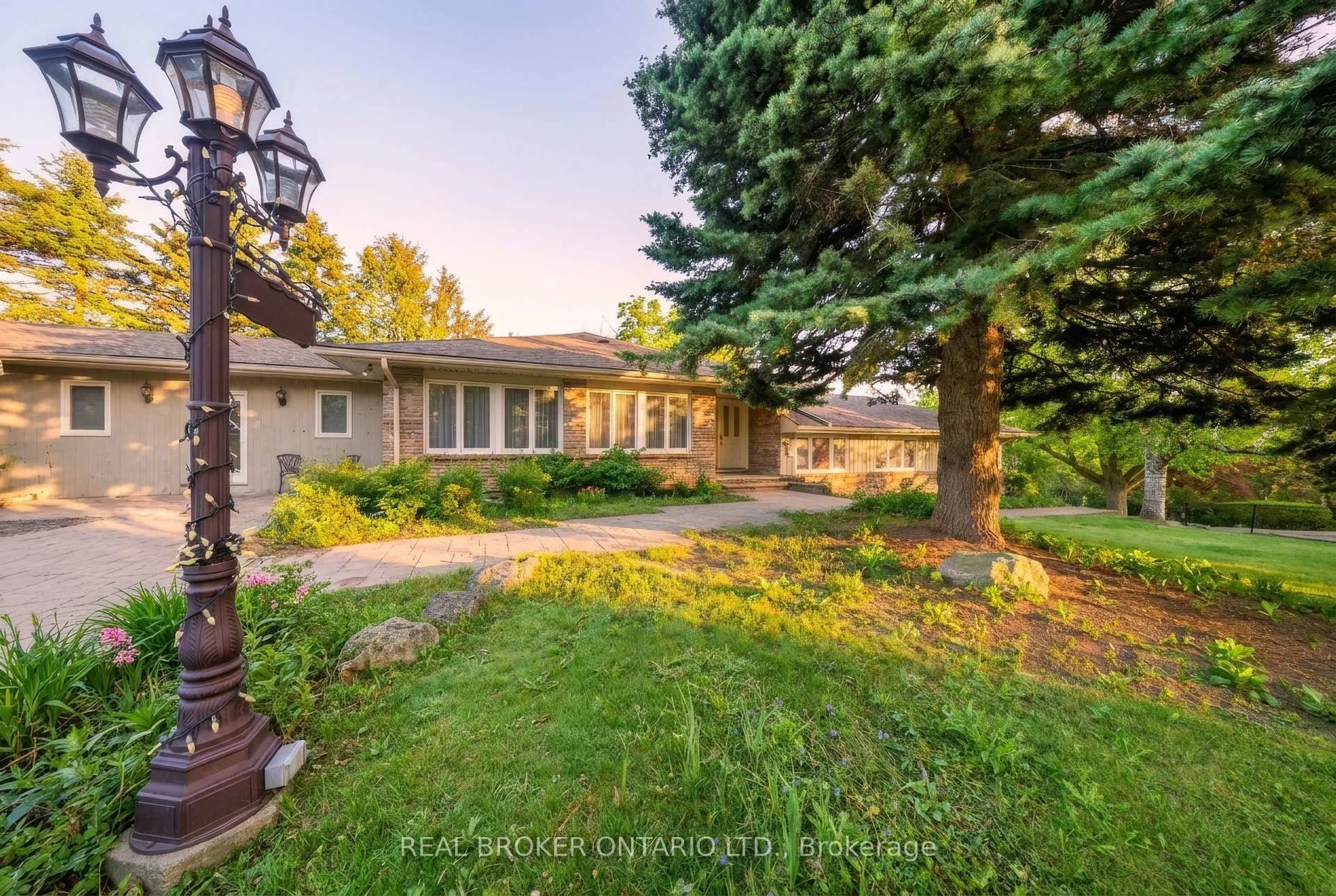 A pic from outside/outdoor area/front of a property/back of a property/a pic from drone, street for 529 Conservation Dr, Brampton Ontario L6Z 0C1