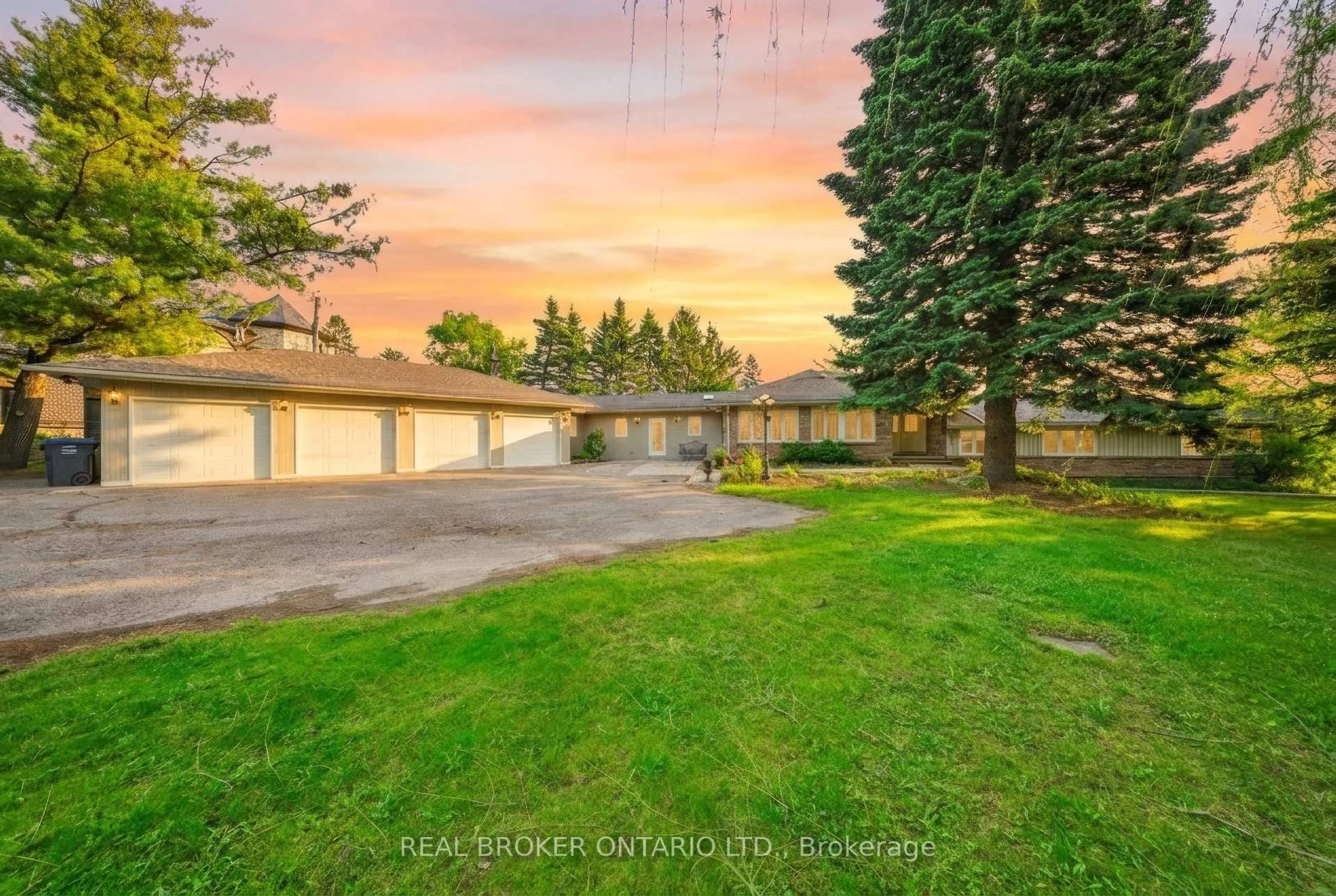A pic from outside/outdoor area/front of a property/back of a property/a pic from drone, street for 529 Conservation Dr, Brampton Ontario L6Z 0C1