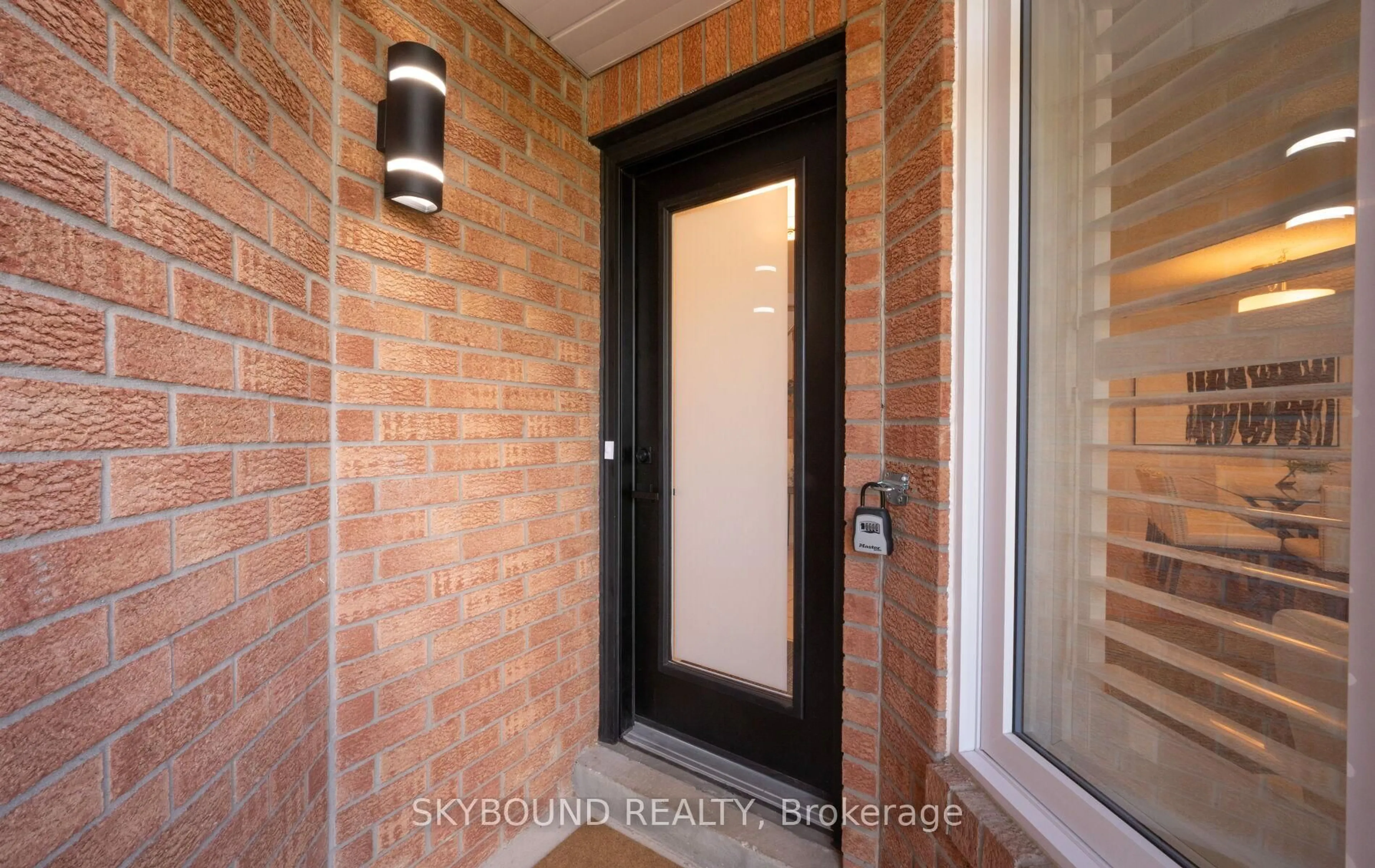 Indoor entryway for 21 Pinellas Dr, Brampton Ontario L6Z 3C1