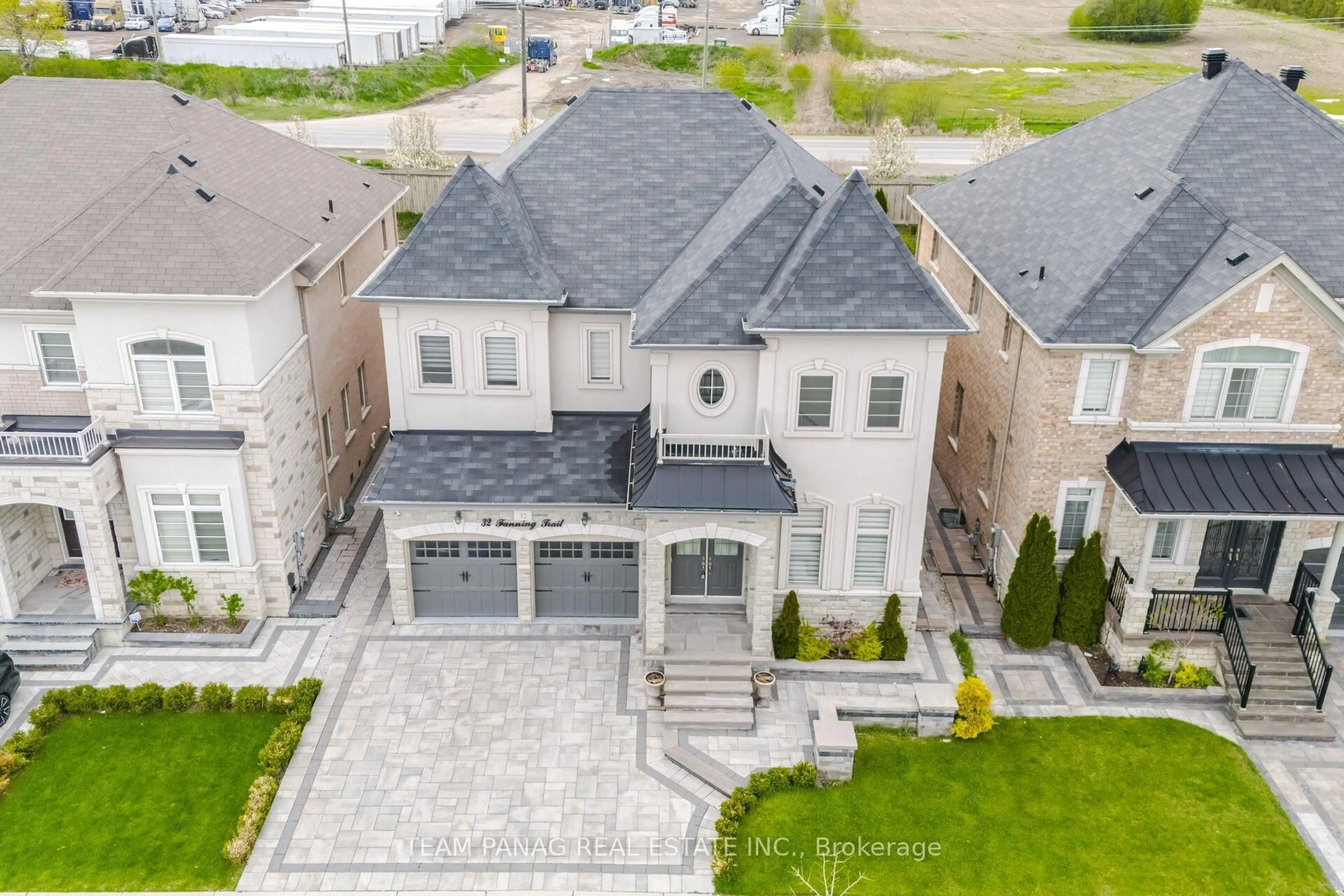 A pic from outside/outdoor area/front of a property/back of a property/a pic from drone, street for 32 Fanning Tr, Brampton Ontario L6P 4N5