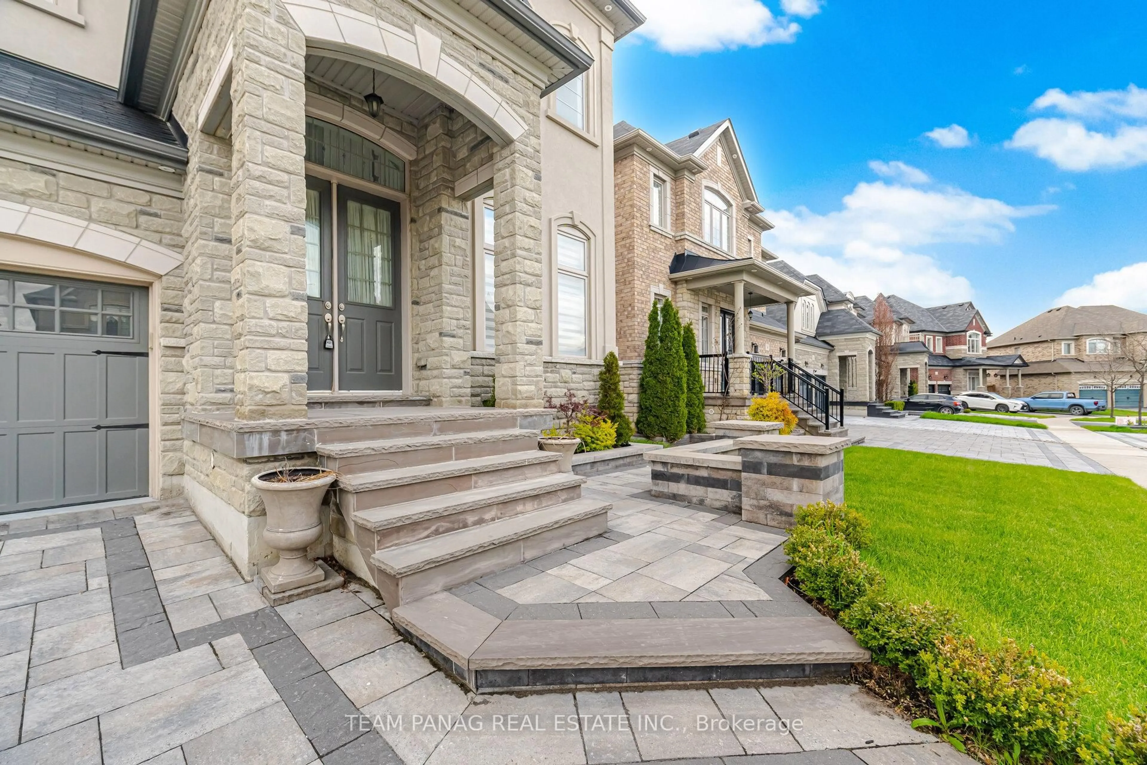 Home with brick exterior material, street for 32 Fanning Tr, Brampton Ontario L6P 4N5