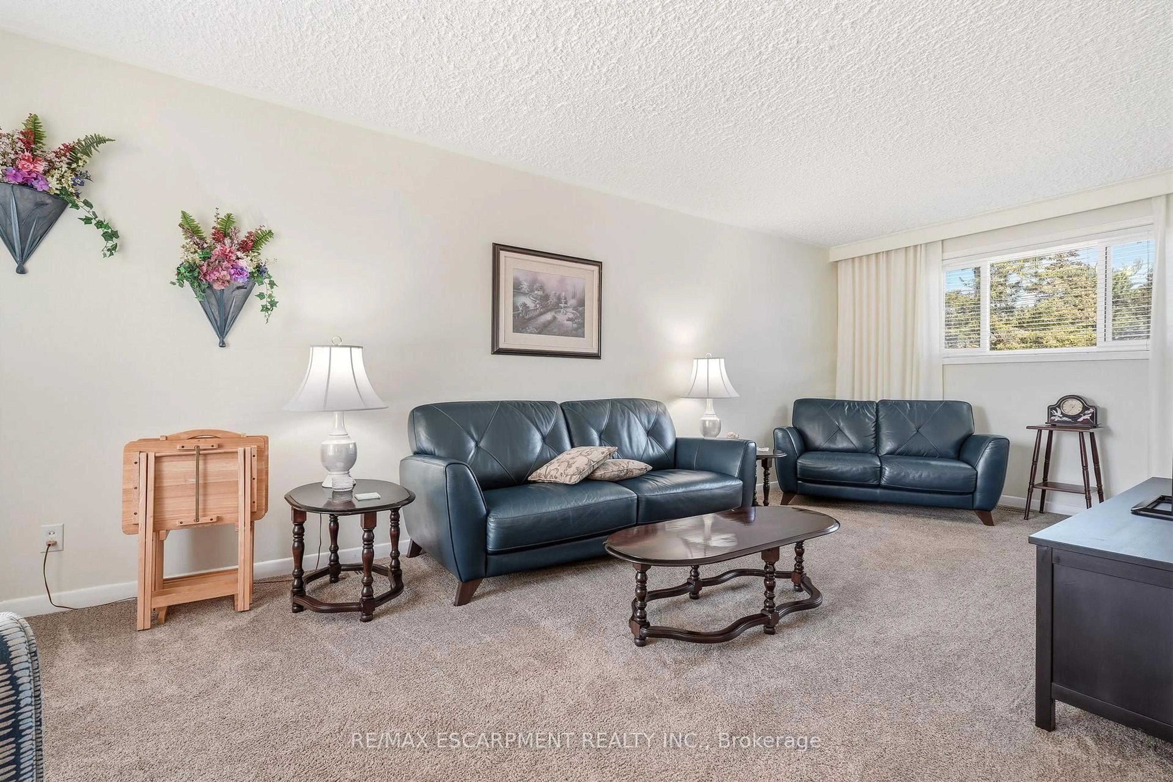 Living room with furniture, carpet floor for 491 Warminster Dr, Oakville Ontario L6L 4N4