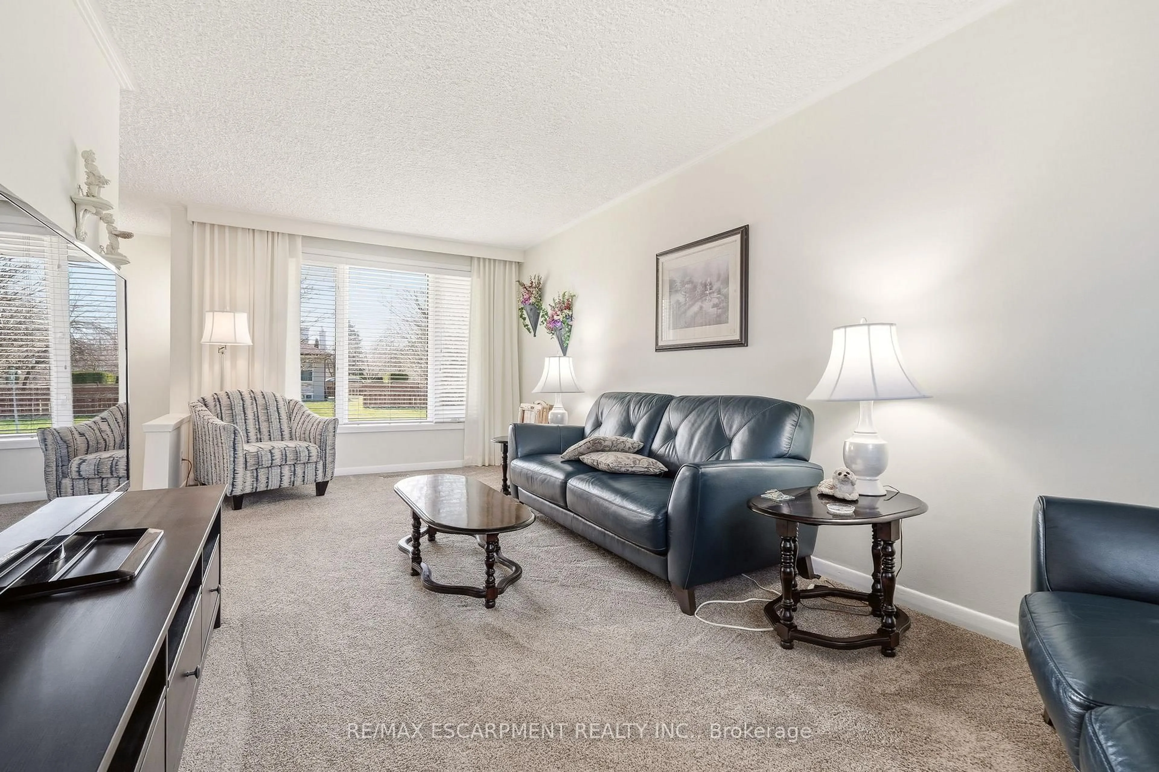 Living room with furniture, carpet floor for 491 Warminster Dr, Oakville Ontario L6L 4N4
