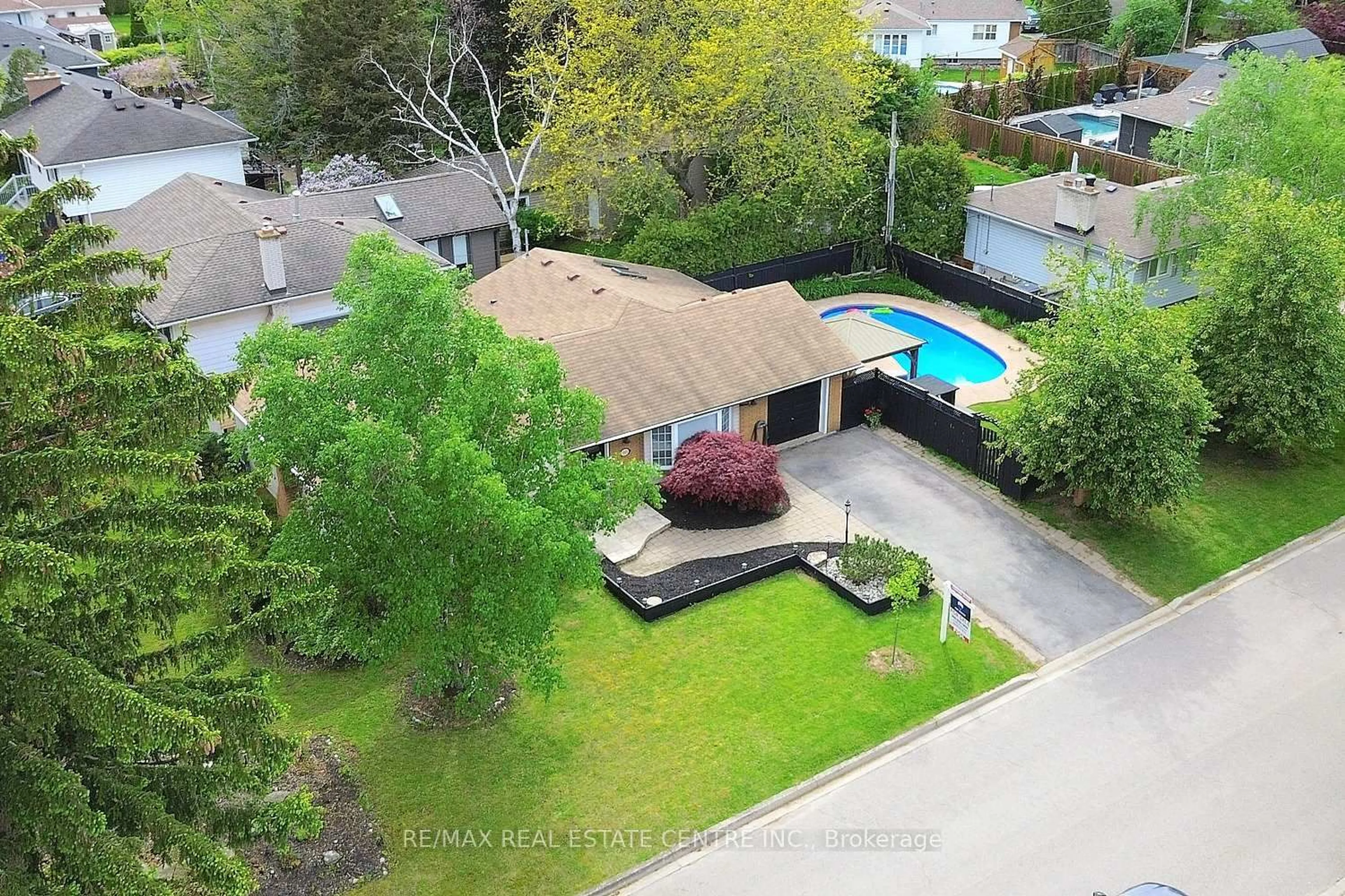 A pic from outside/outdoor area/front of a property/back of a property/a pic from drone, water/lake/river/ocean view for 5187 Cedarbrook Cres, Burlington Ontario L7L 3P9