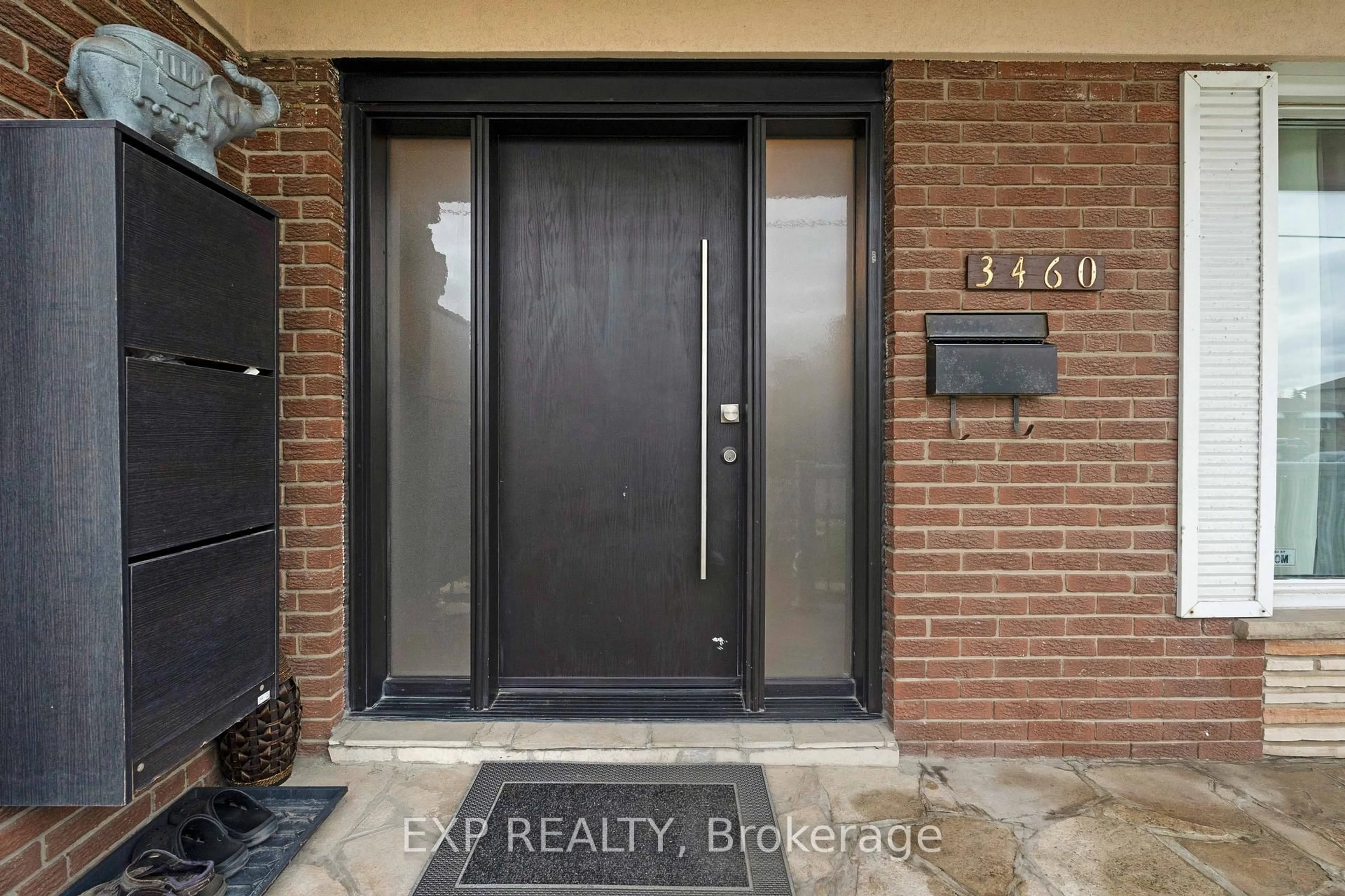 Indoor entryway for 3460 Cawthra Rd, Mississauga Ontario L5A 2X7